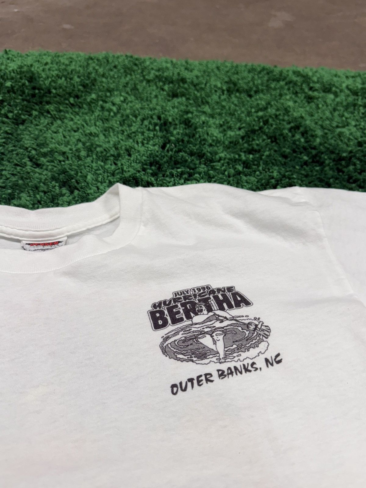 Vintage AMAZING Hurricane Bertha Outer Banks NC Tee White 90s Size US L / EU 52-54 / 3 - 8 Thumbnail
