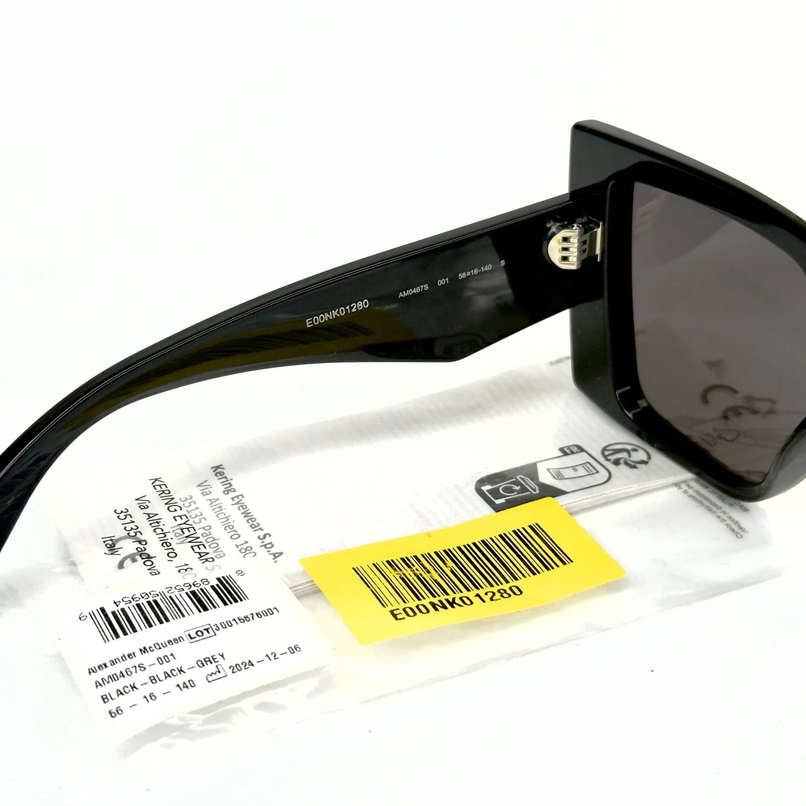Alexander McQueen ALEXANDER MCQUEEN AM0467S 0467 Black Angular Sunglasses 001 Size ONE SIZE - 6 Thumbnail