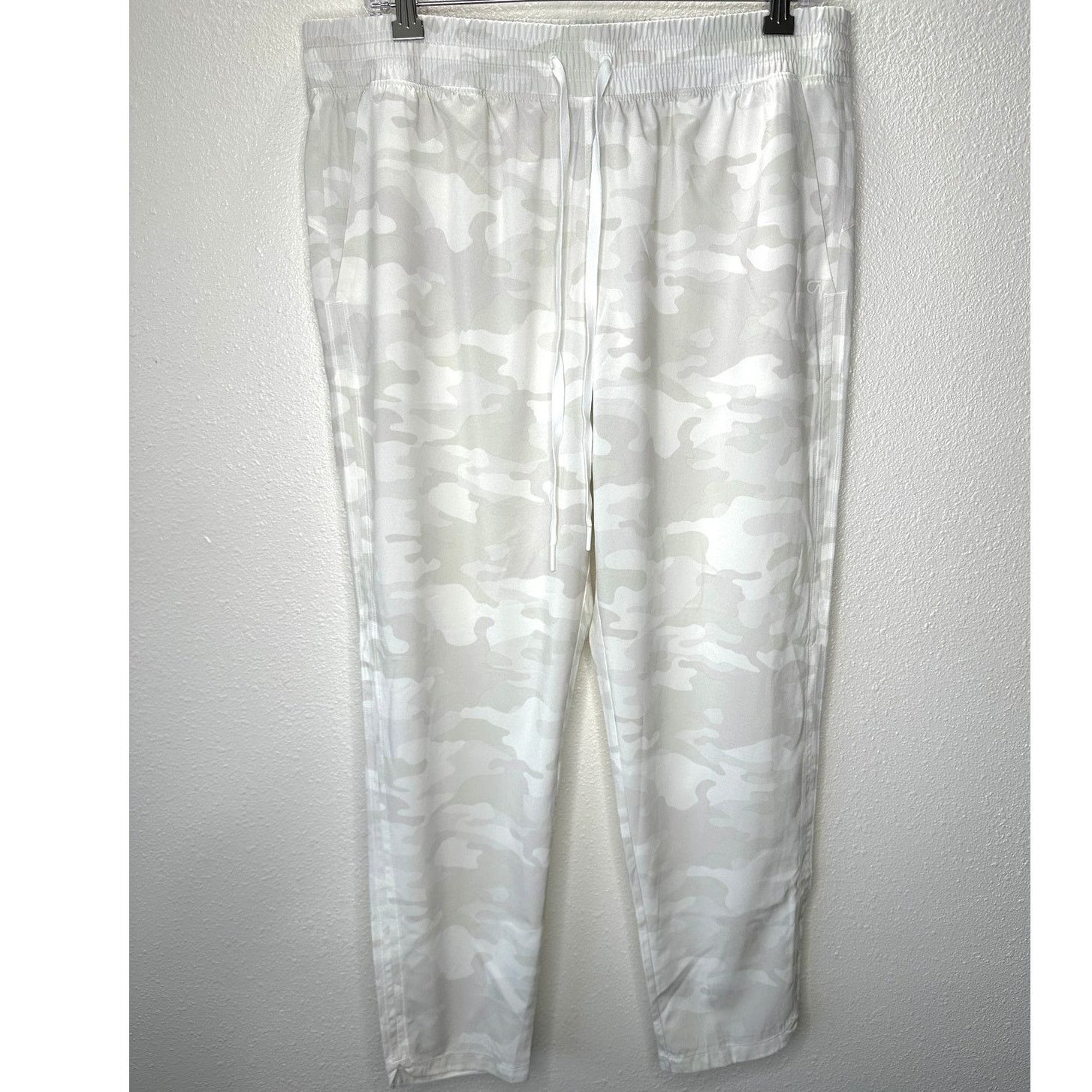 Other GapFit Ivory Green Army Camo Print Tie Waist Jogger Pant L Size 34" / US 12 / IT 48 - 2 Thumbnail
