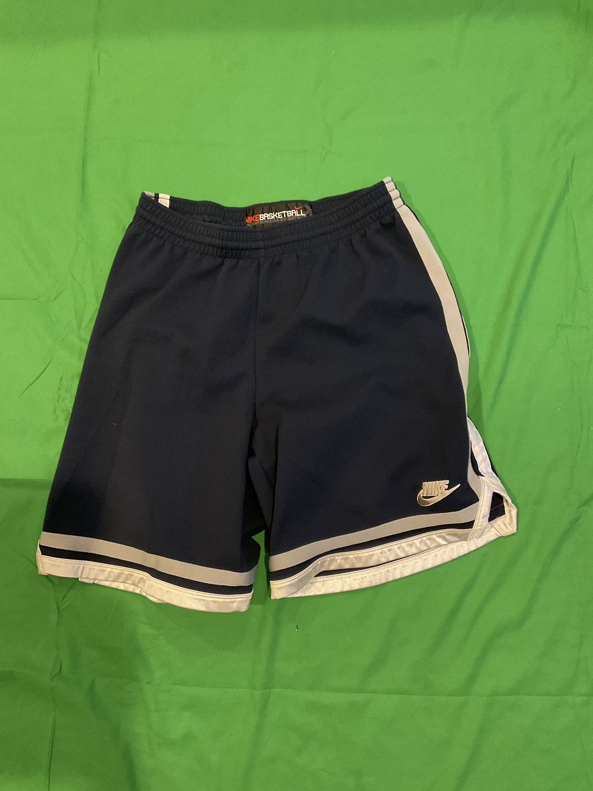 Nike × Vintage Vintage Nike basketball navy and white shorts Size US 34 / EU 50 - 1 Thumbnail