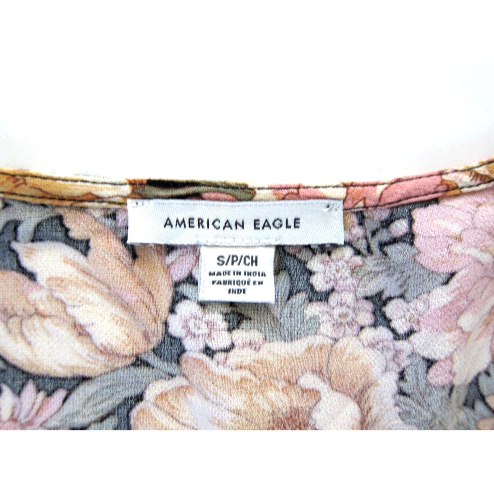 American Eagle Outfitters American Eagle Outfitters Blouse Shirt Womens Crop Floral Pink S 36" bust 19" pit to pit S Womens Pink Floral Cropped Long Sleeve V-Neck Blouse Size S / US 4 / IT 40 - 4 Thumbnail