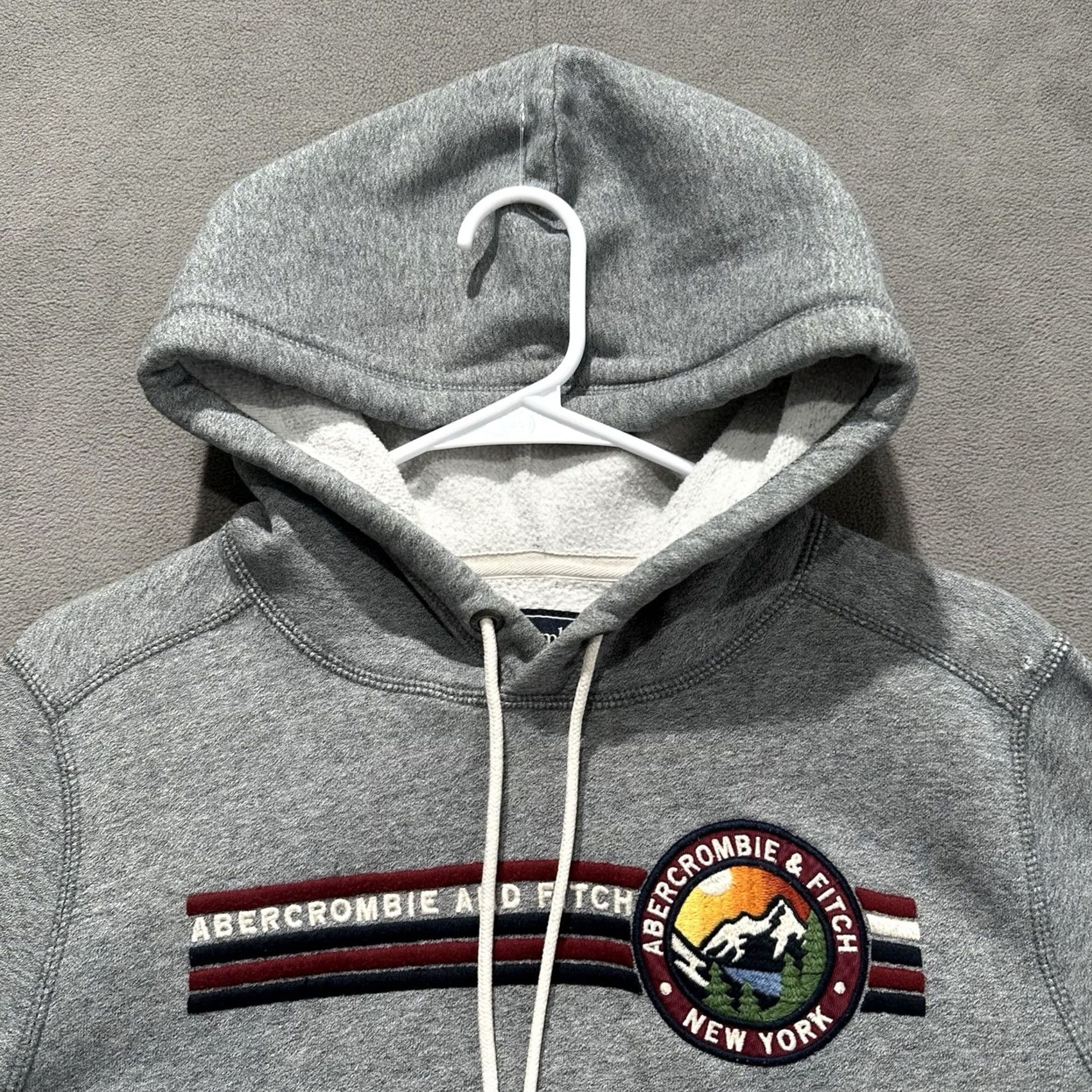 Abercrombie & Fitch Abercrombie & Fitch Sweatshirt Mens Medium Gray Maroon Patch Logo Embroidered Size US M / EU 48-50 / 2 - 3 Thumbnail
