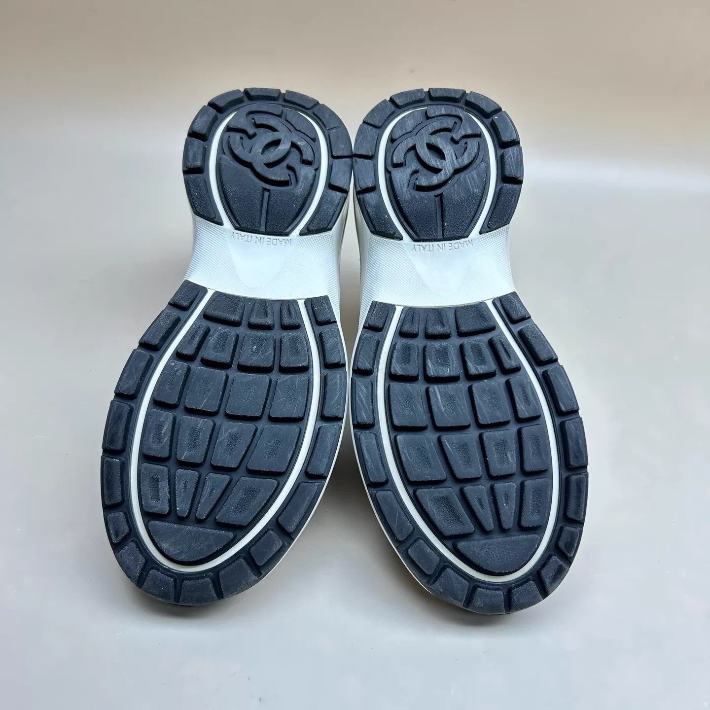 Chanel CHANEL Cream CC Lace-Up Sneaker Women's 35.5 95 New Size US 5 / IT 35 - 6 Thumbnail