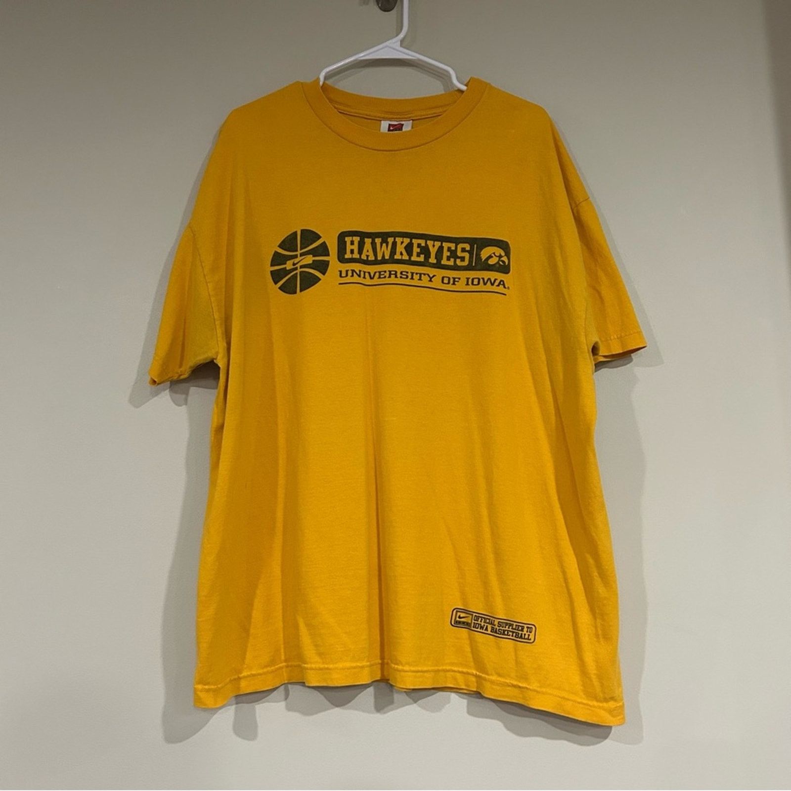 Nike Vintage Nike Iowa Hawkeyes Basketball Shirt Size US XL / EU 56 / 4 - 1 Thumbnail