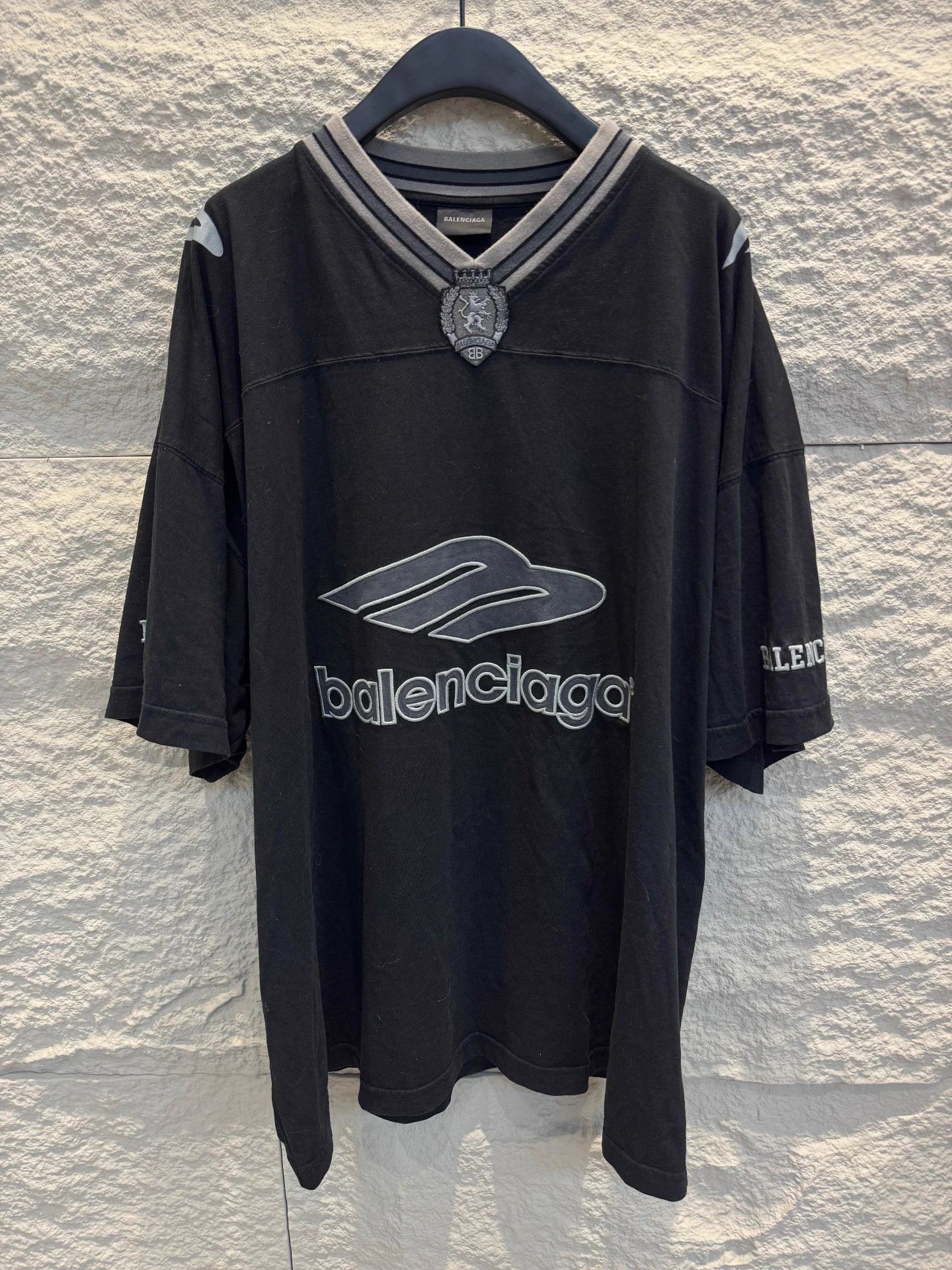 Balenciaga Balenciaga 25FW 3B Football V-neck SS Tee Black XL Size US XL / EU 56 / 4 - 1 Thumbnail