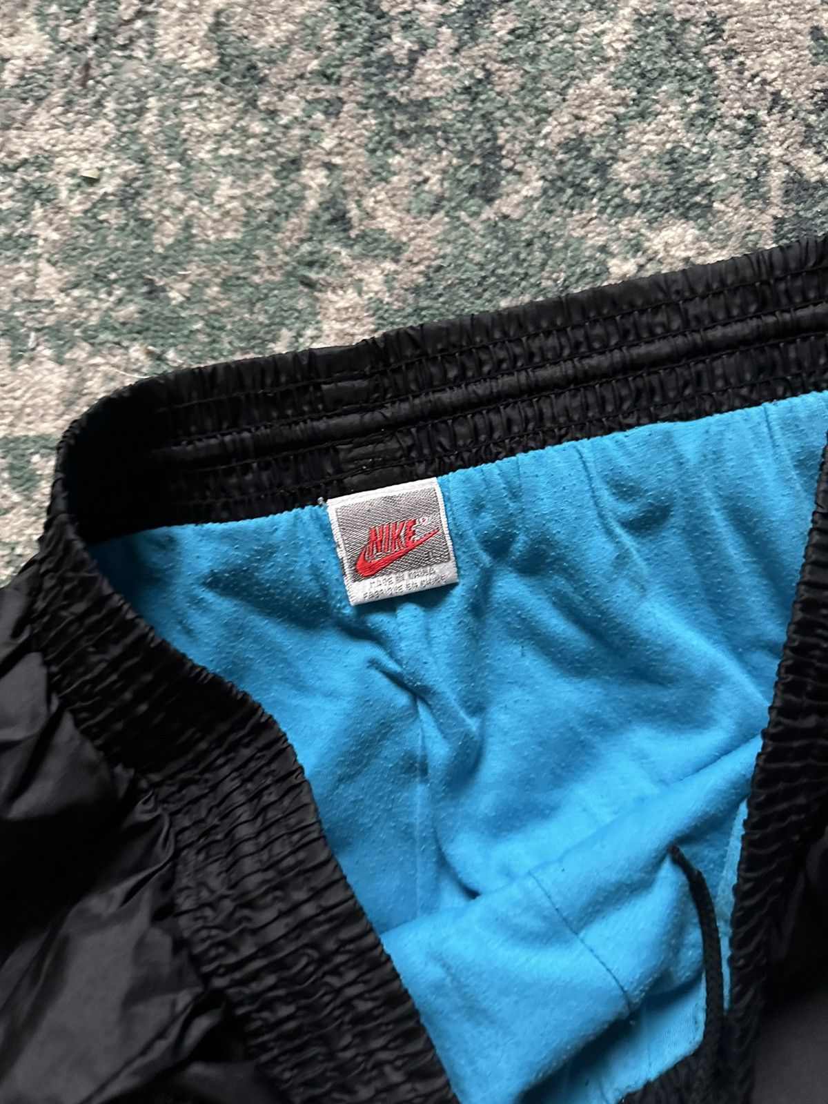 Nike VINTAGE NIKE SWOOSH BAGGY FLARED TRACK PANTS Y2K L Size US 34 / EU 50 - 5 Thumbnail