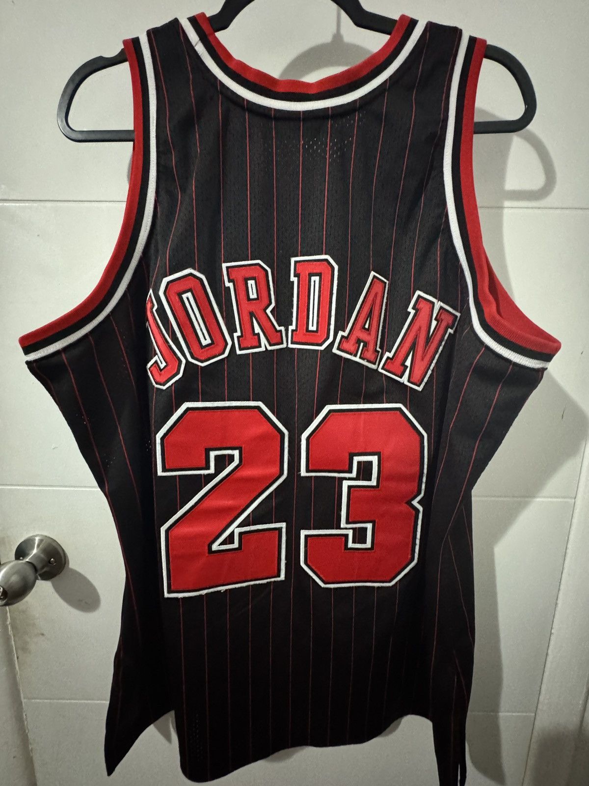 Mitchell & Ness Michael Jordan Bulls Jersey #23 (1996-97) Size US XL / EU 56 / 4 - 9 Thumbnail