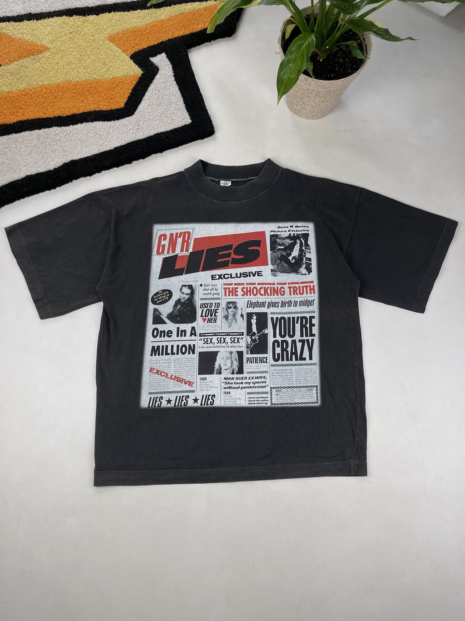 Vintage VINTAGE ROBERT WILLIAMS MAGNITUDE X GUNS N ROSES ART T