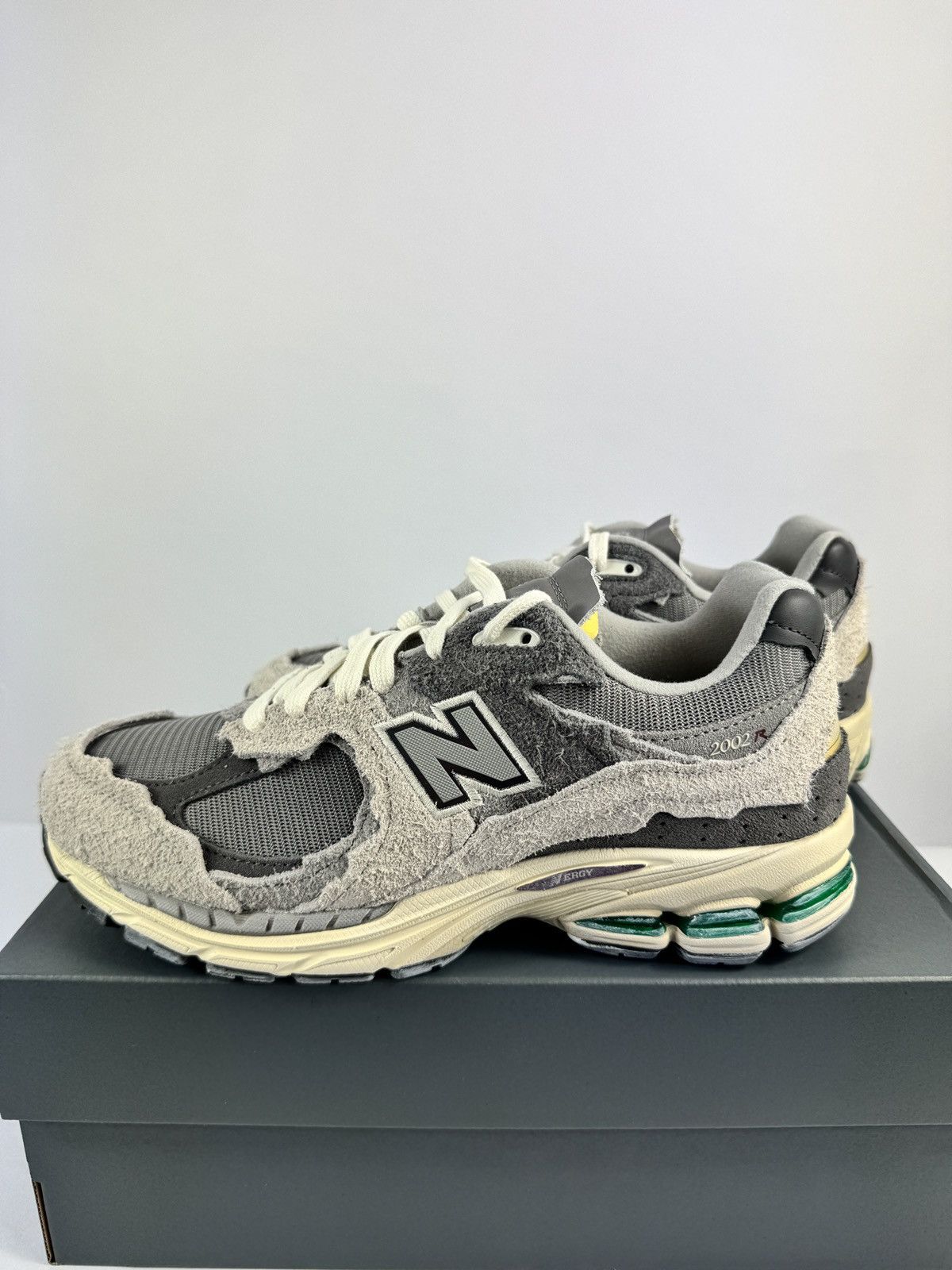 New Balance NEW BALANCE 2002R SNEAKERS Size US 8 / EU 41 - 2 Thumbnail