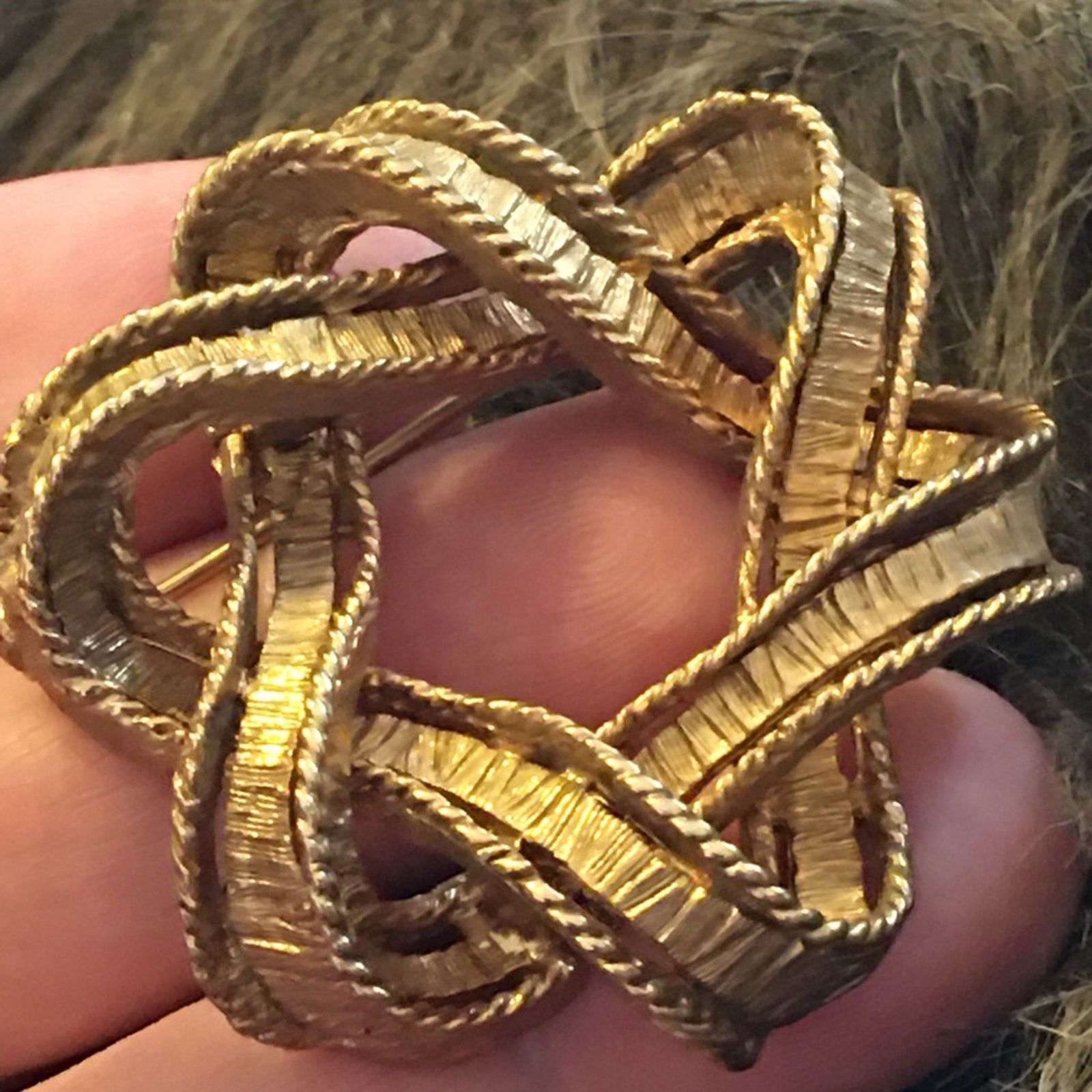 Vintage Vintage 70s gold tone wreath design brooch pin Size ONE SIZE - 3 Thumbnail