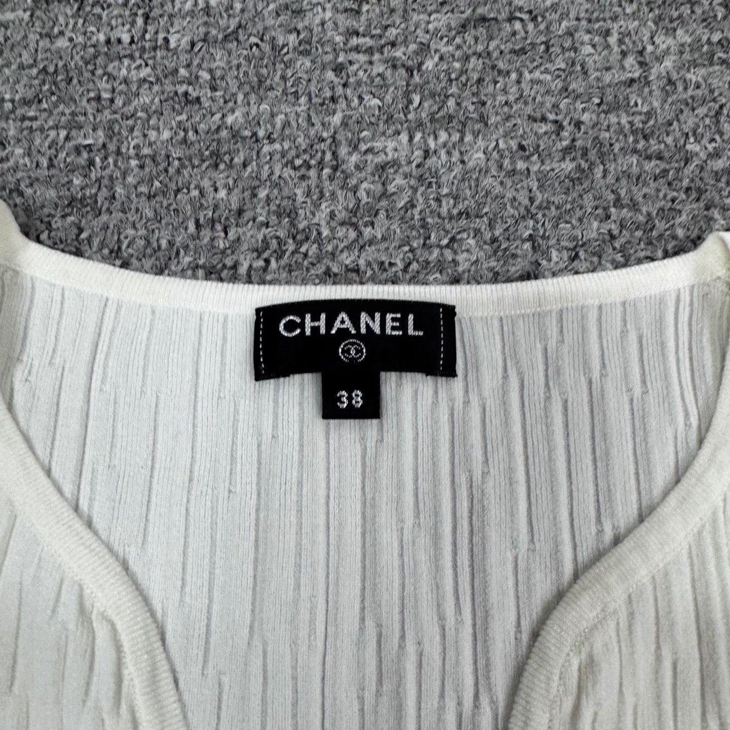 Chanel Chanel V-neck gold CC short-sleeve top EUR38 99new Size S / US 4 / IT 40 - 4 Thumbnail