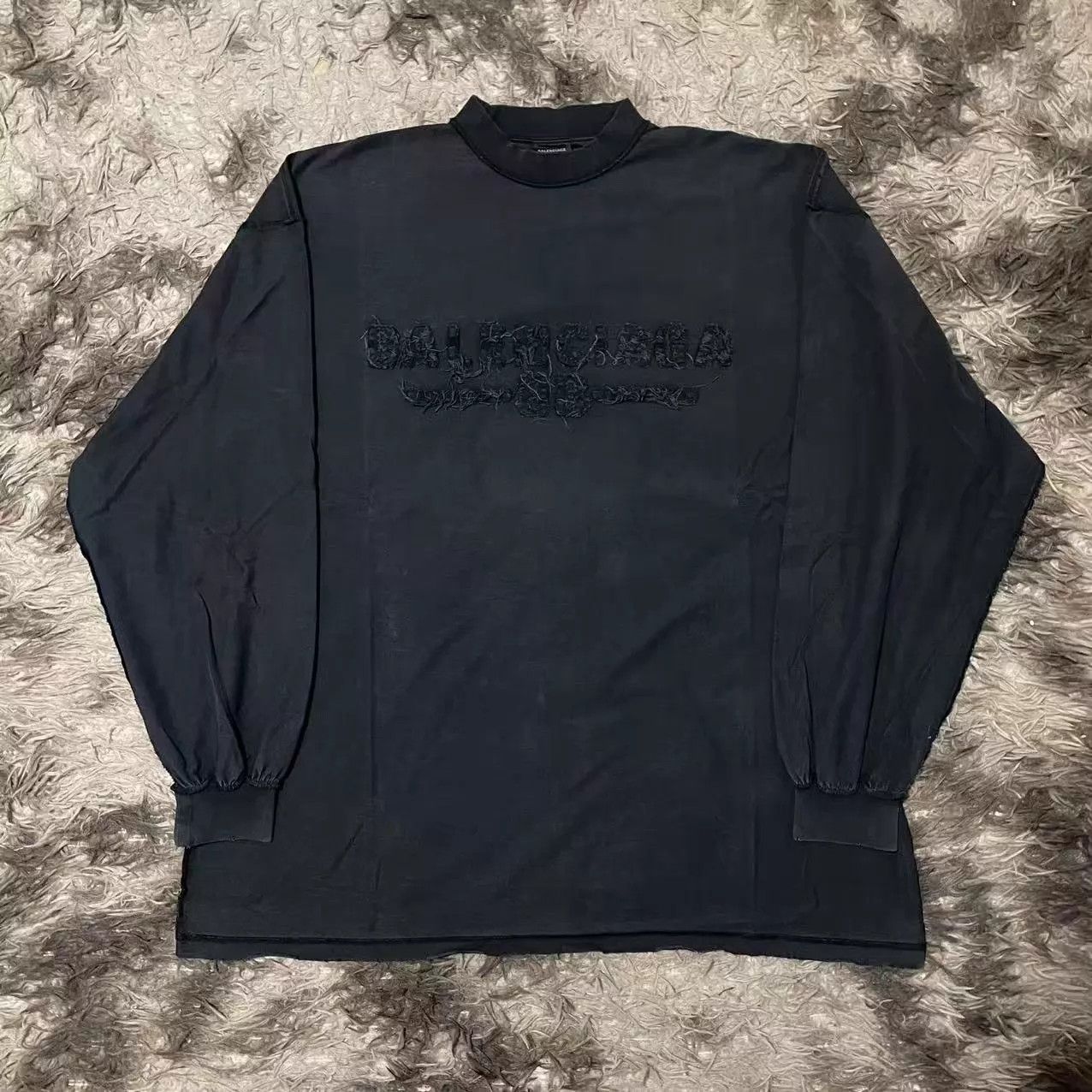 Balenciaga Balenciaga 25ss letter patch distressed longsleeve 4 Size US XL / EU 56 / 4 - 1 Thumbnail
