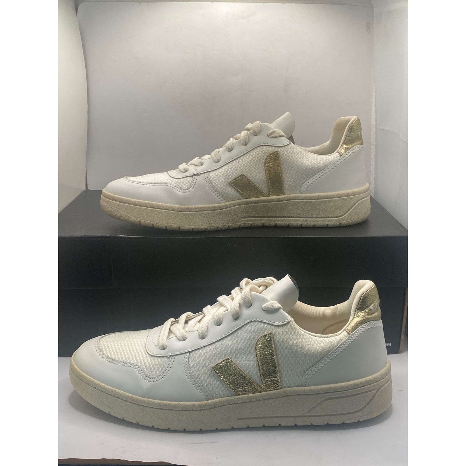 Veja VEJA V-10 Bicolor Metallic Low-Top Sneakers, Size 9 Size US 9 / IT 39 - 3 Thumbnail