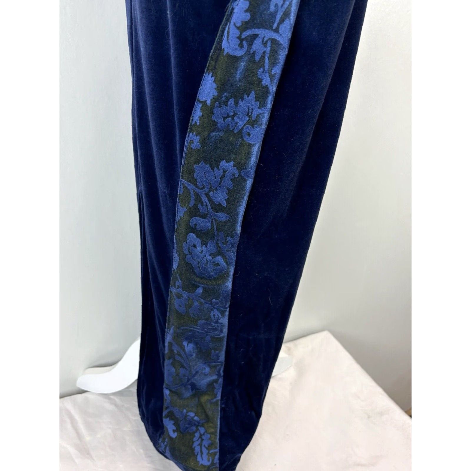 Velvet VINTAGE Possessed Velvet Maxi Dress Blue Floral V-Neck Short Sleeve XS/S Women Regular Grunge Whimsigoth 90s Halloween Party/Cocktail Fall Winter Size XS / US 0-2 / IT 36-38 - 7 Thumbnail