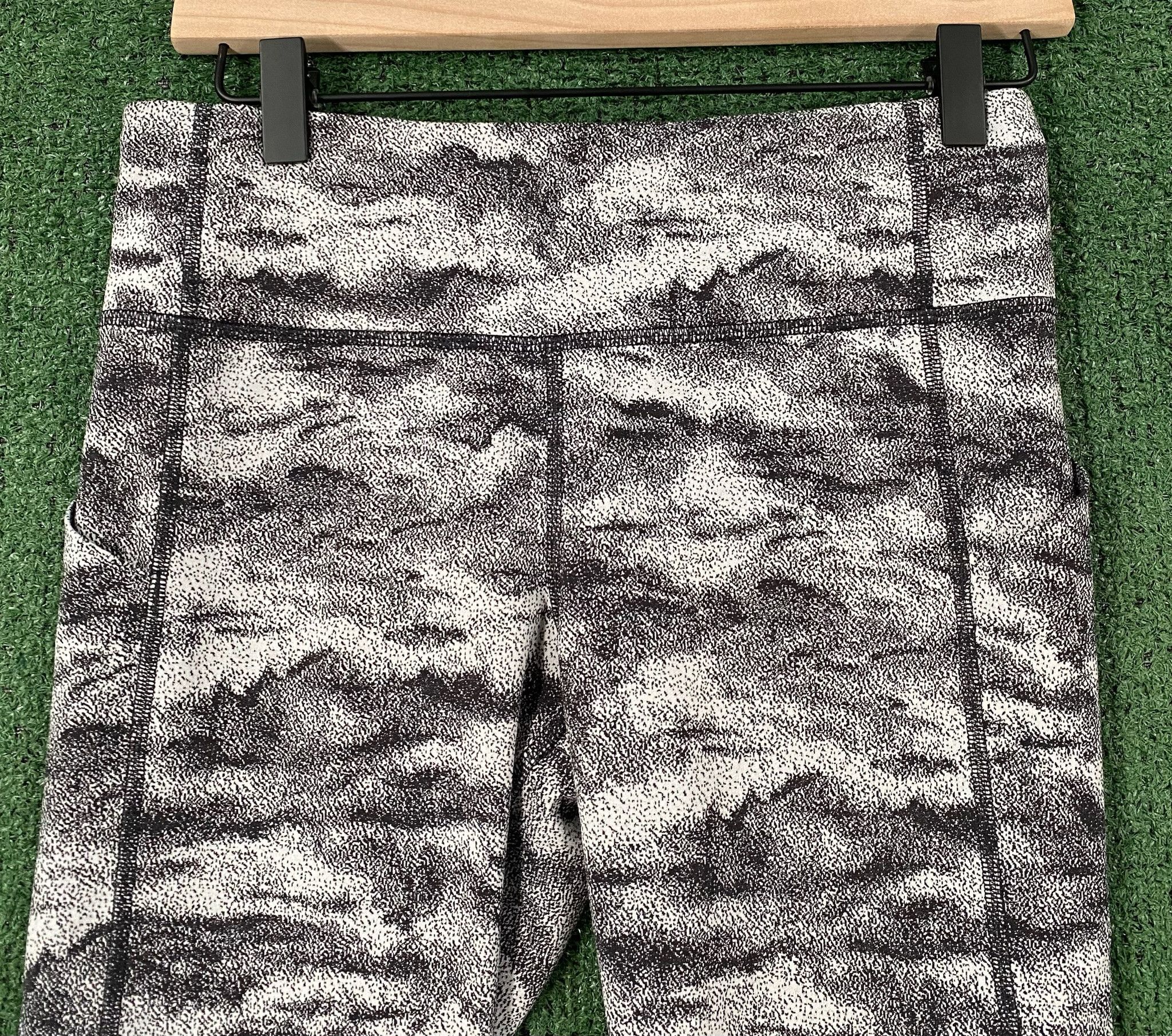 Lululemon Lululemon Pace Rival Hazy Days Black & White Crop Leggings 6 Size 30" / US 8 / IT 44 - 2 Thumbnail