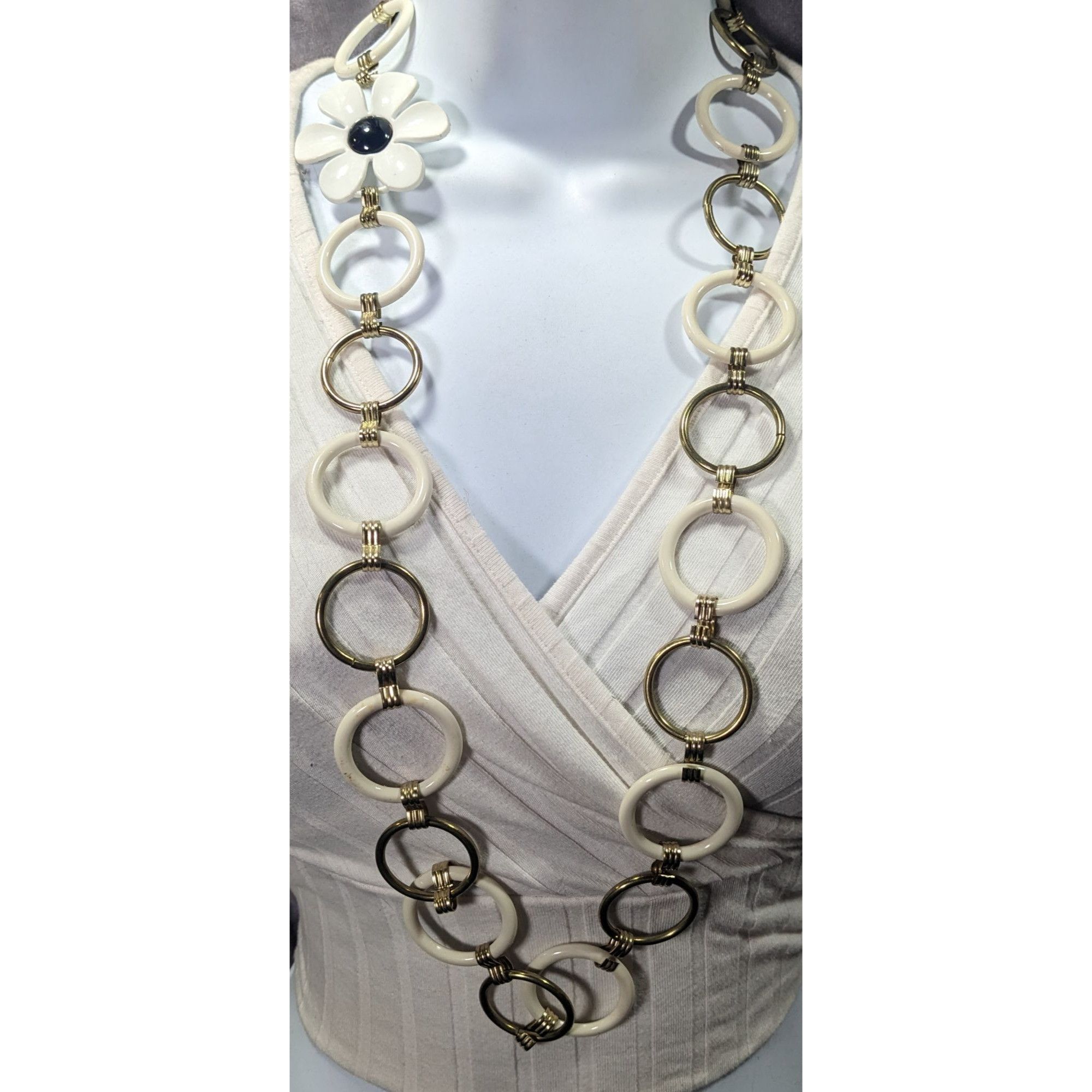 Other Retro Hippie Floral Chunky White And Gold Tone Ring Necklace Size ONE SIZE - 3 Thumbnail