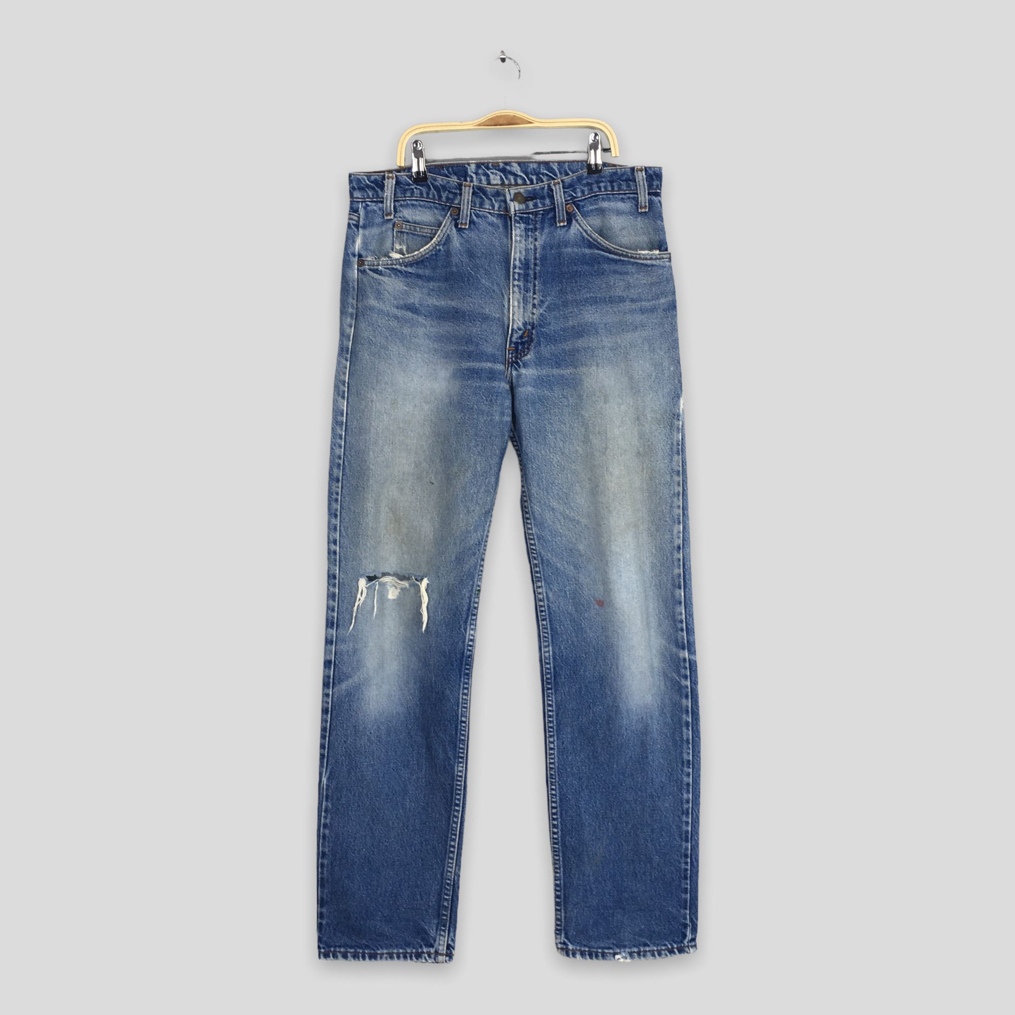 image of Size 32X31 Vintage Levi's 505 Relaxed Fit Jeans Straight Leg in Blue, Men's