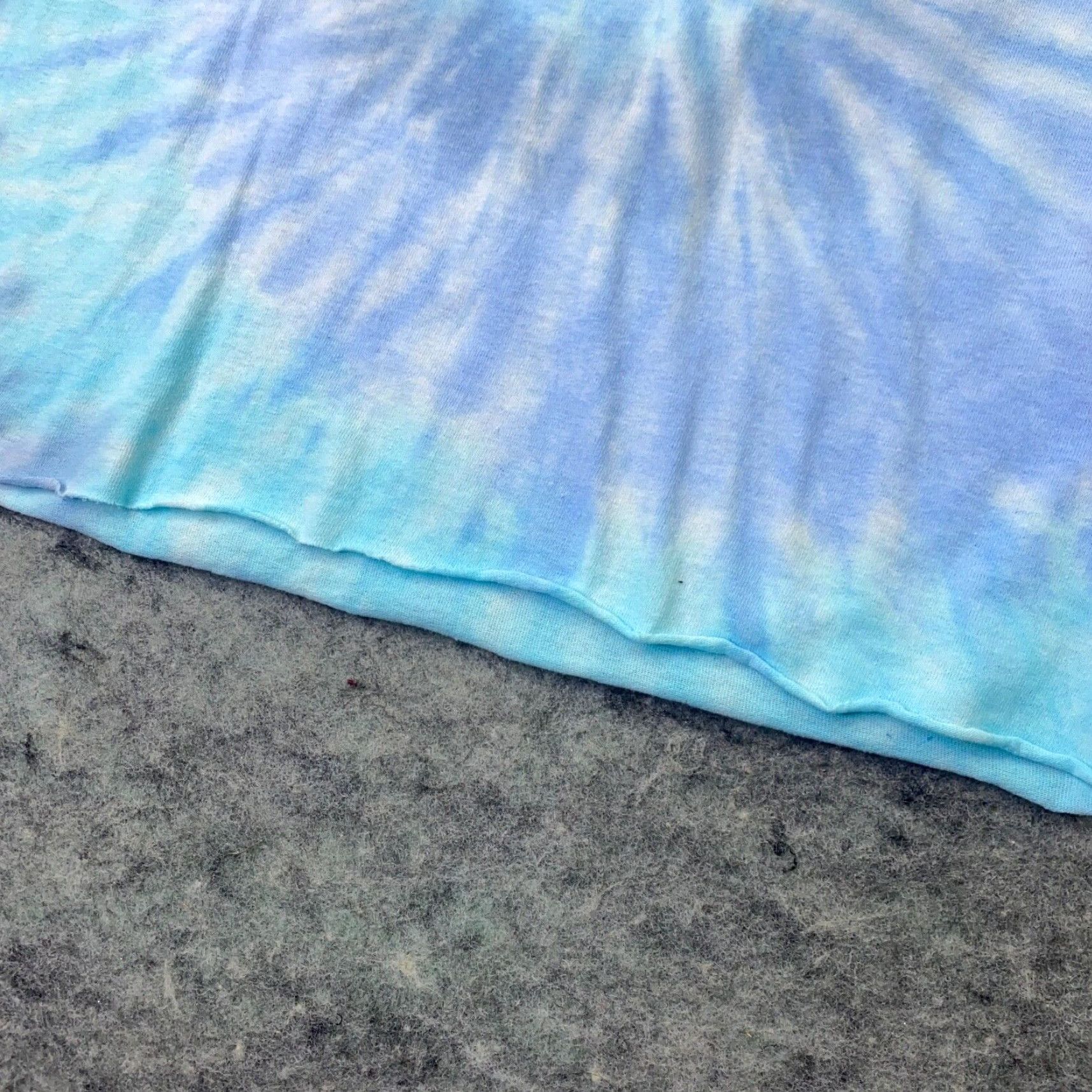 Vintage VINTAGE Santa Cruz Skateboards Shirt Women’s Small Blue Tie-Dye Cropped T-Shirt 90s Ladies Short Sleeve Crop? Size S / US 4 / IT 40 - 3 Thumbnail