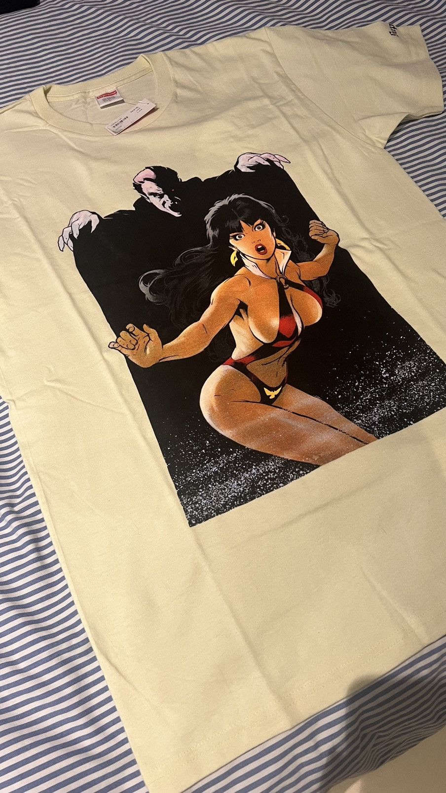 Supreme Supreme x Vampierlla light yellow bnwt Size US L / EU 52-54 / 3 - 1 Preview