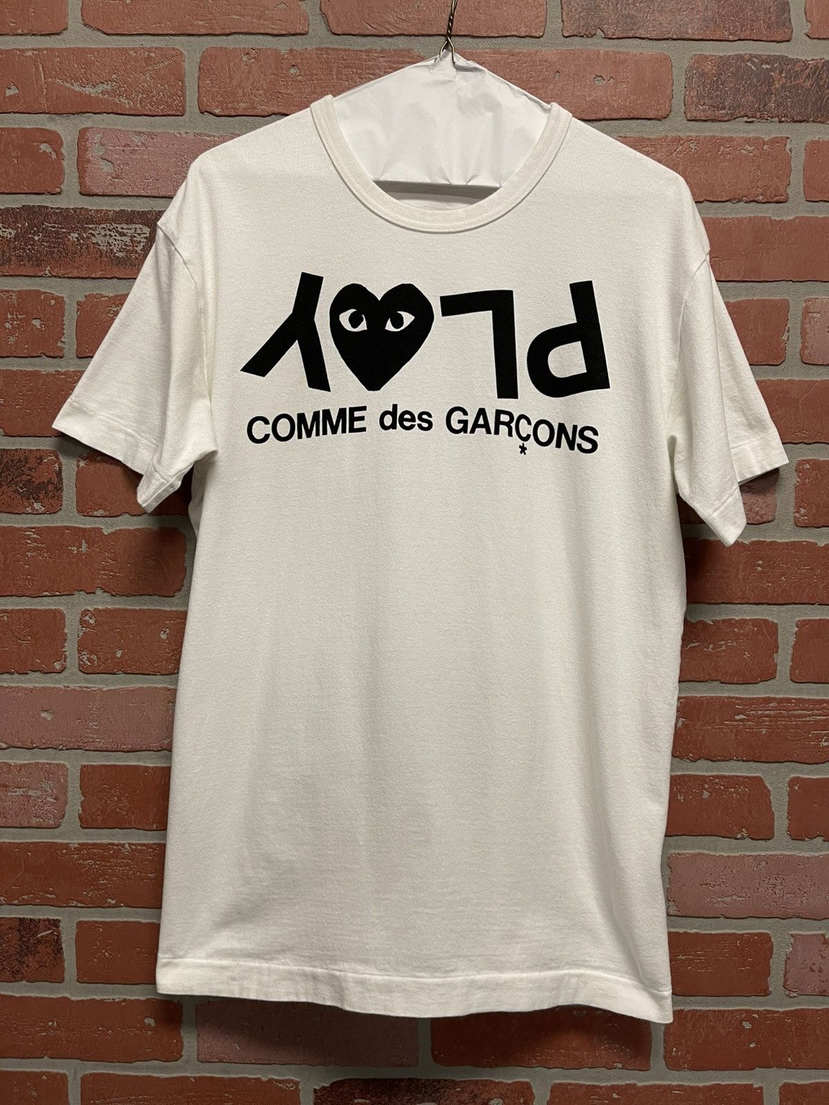 Comme des Garcons Size XL - Comme des Garcons PLAY Play Inverted Text T-shirt Size US XL / EU 56 / 4 - 1 Thumbnail