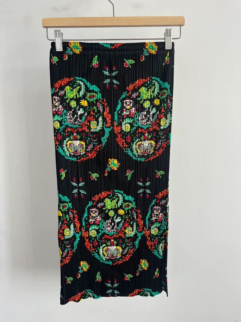 Issey Miyake Issey Miyake size:3 Black pleated skirt Size 22" - 2 Thumbnail