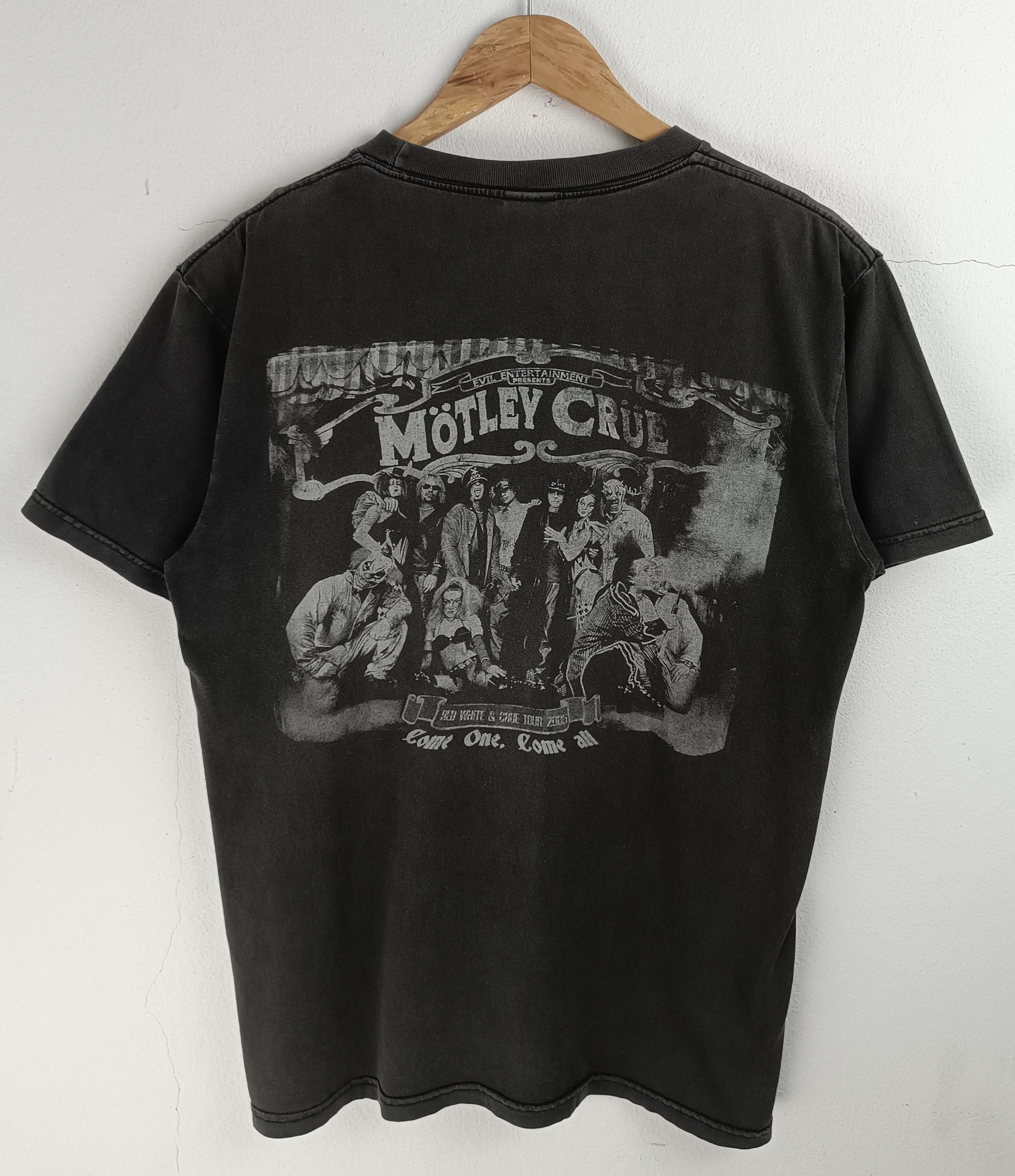 Band Tees VINTAGE 2005 MOTLEY CRUE RED, WHITE & CRUE ratt kiss poison Size US M / EU 48-50 / 2 - 4 Thumbnail