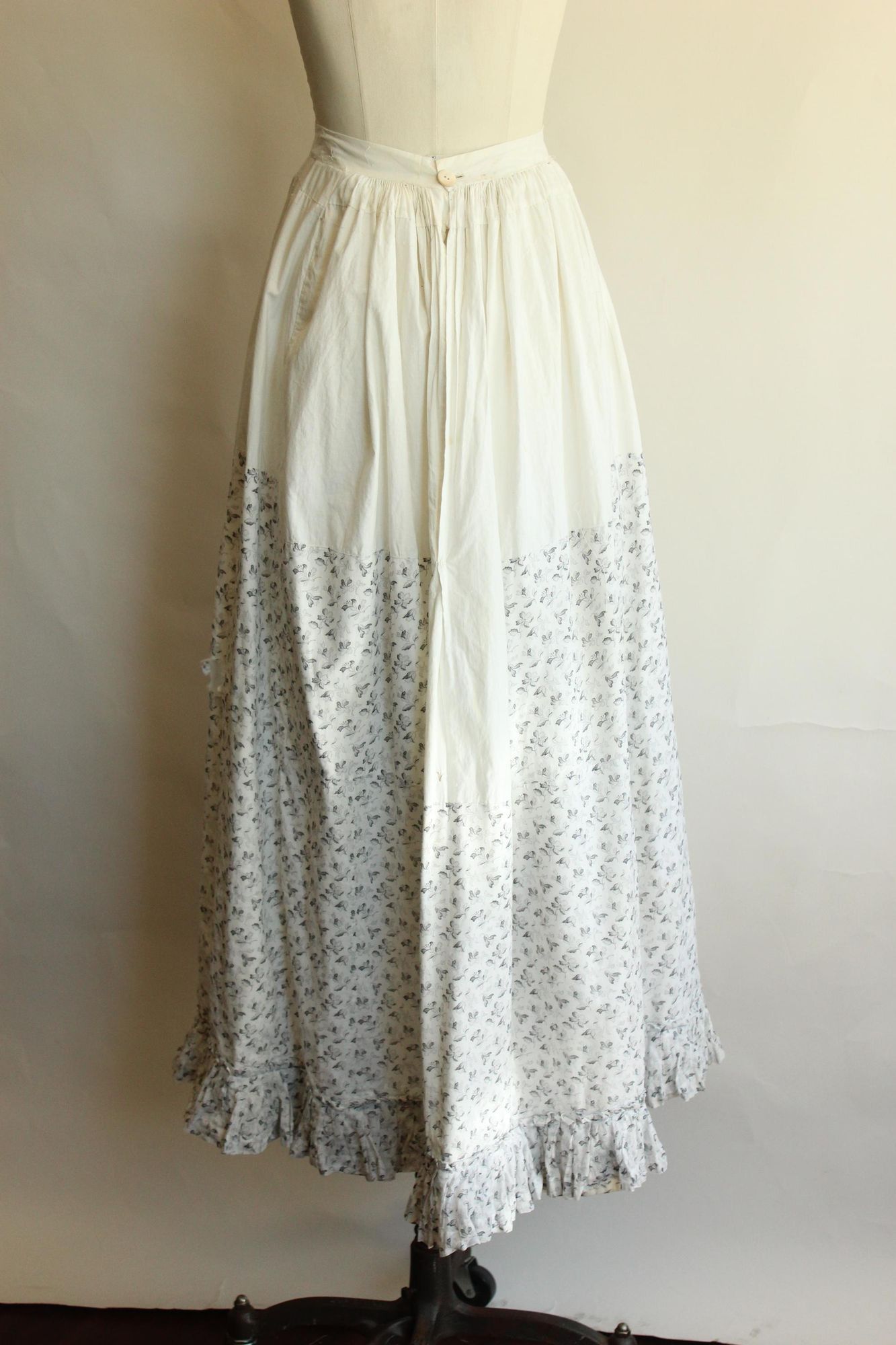 Vintage Vintage Antique 1890s Skirt, Victorian Gray and White Floral Size 26" / US 2 / IT 38 - 10 Thumbnail