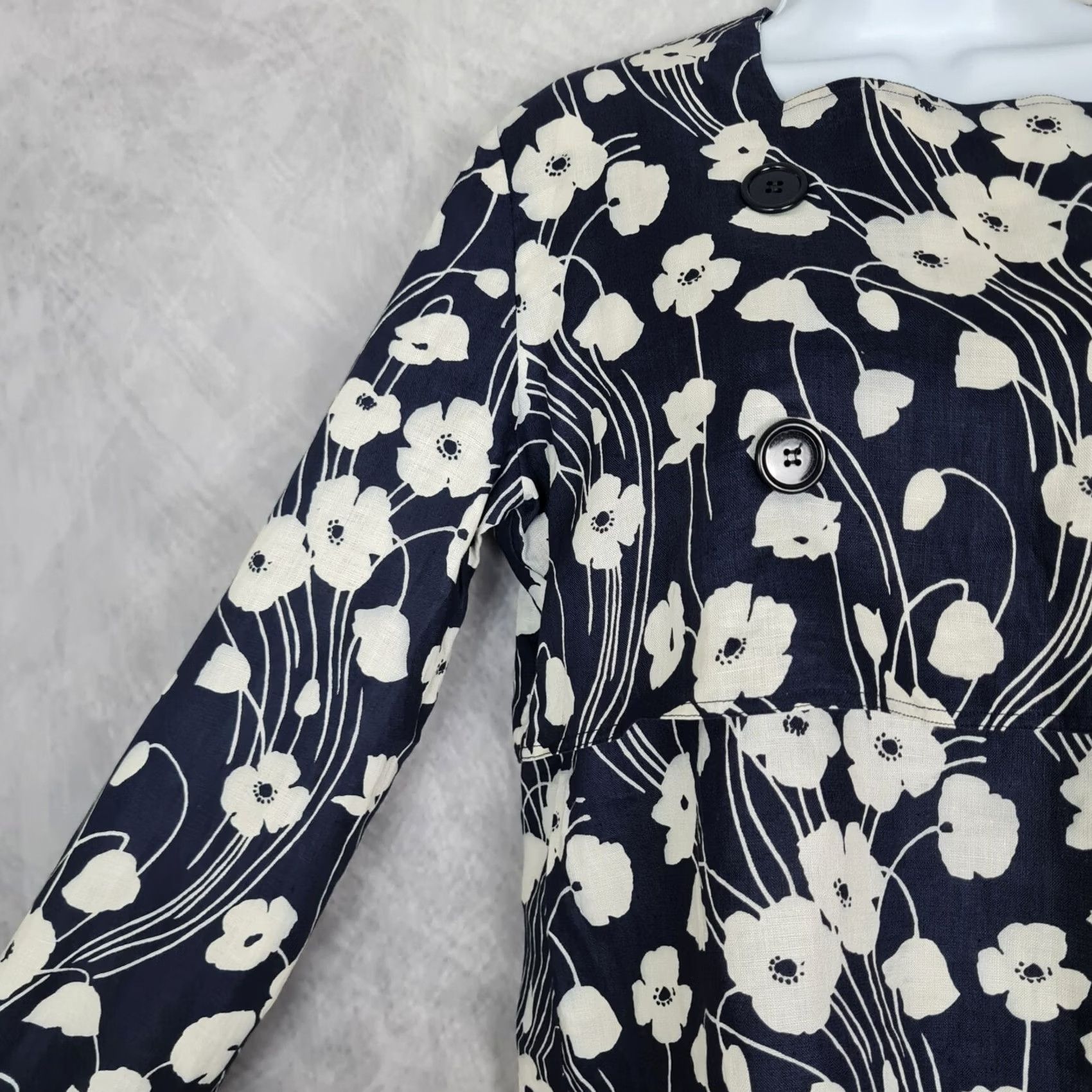 Valentino VINTAGE Valentino Top Womens 42 / US 6 Blue Floral Linen Relaxed Romantic Blouse 100% Linen Size M / US 6-8 / IT 42-44 - 4 Thumbnail