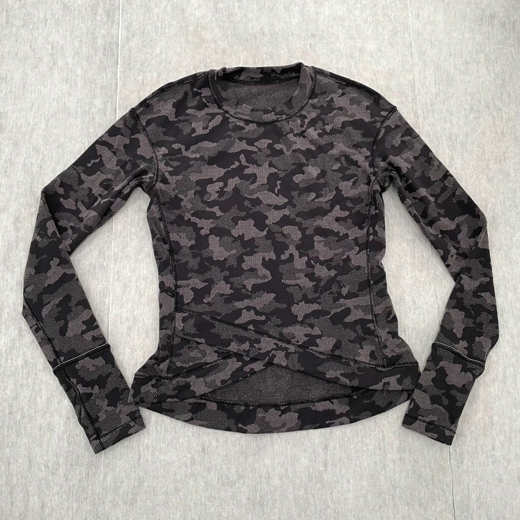 Lululemon VINTAGE Lululemon Sweater Womens 6 Pullover Camouflage Athletic Long Sleeve Knit Gray Black Ladies Size M / US 6-8 / IT 42-44 - 3 Thumbnail