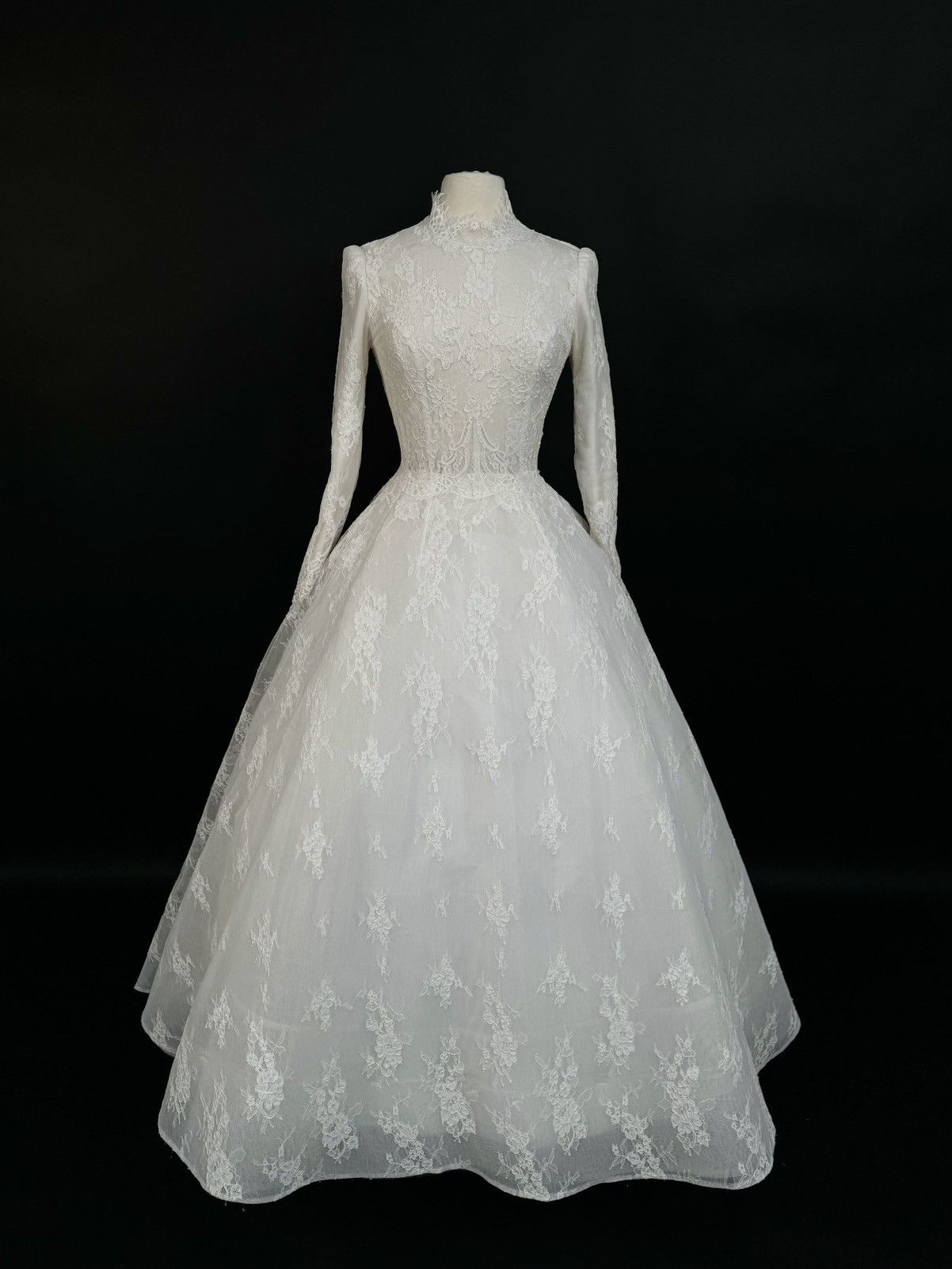 Other Preloved US 6 Anna Augusta French Corded Lace Bridal Gown Size M / US 6-8 / IT 42-44 - 2 Thumbnail