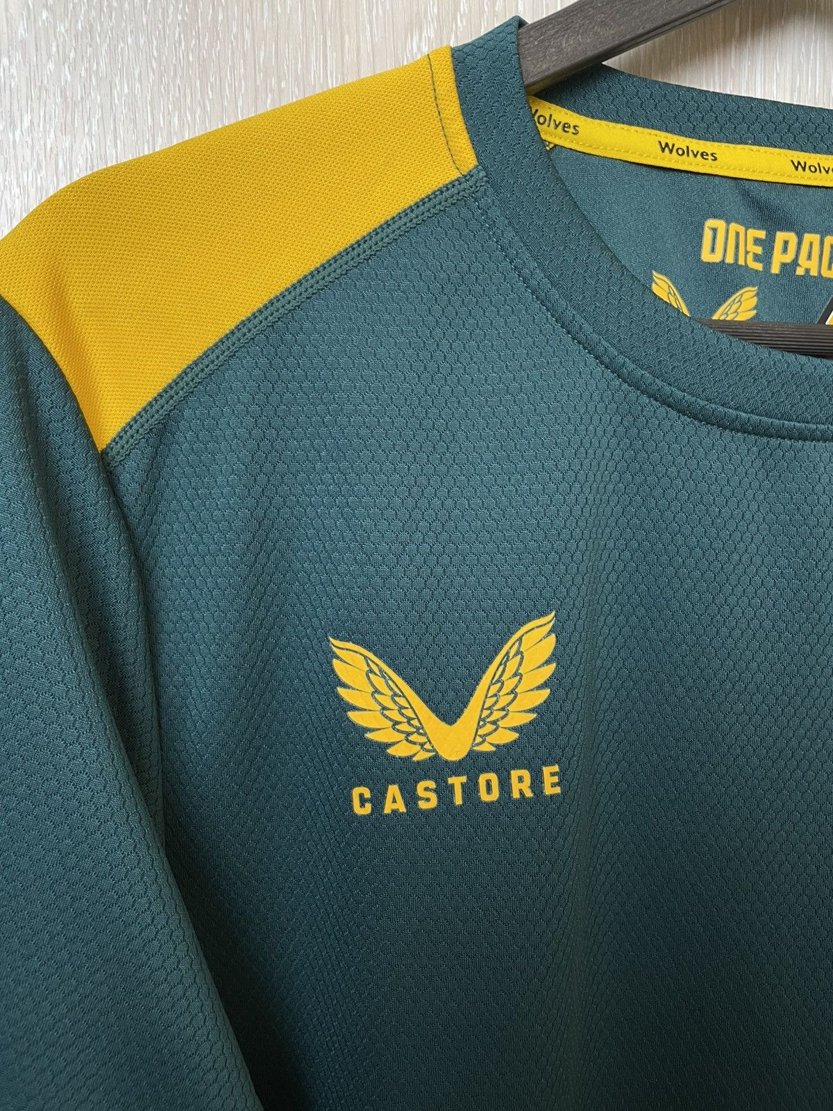 Vintage Vintage Castore FC Wolverhampton Longsleeve Jersey Shirt Size US M / EU 48-50 / 2 - 5 Thumbnail