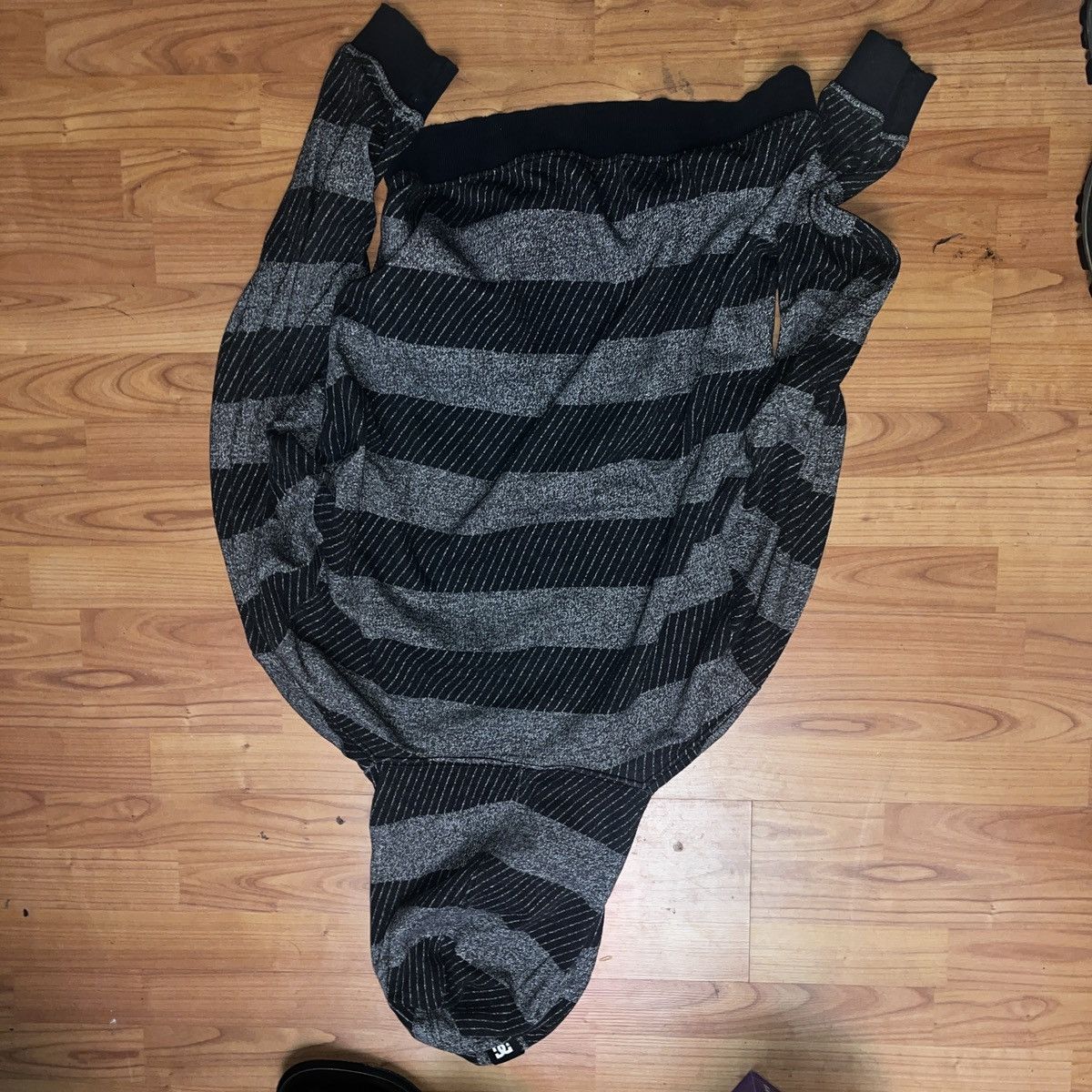 DC Vintage DC Hoodie Distressed Y2K 00’s Size L Size US L / EU 52-54 / 3 - 8 Thumbnail