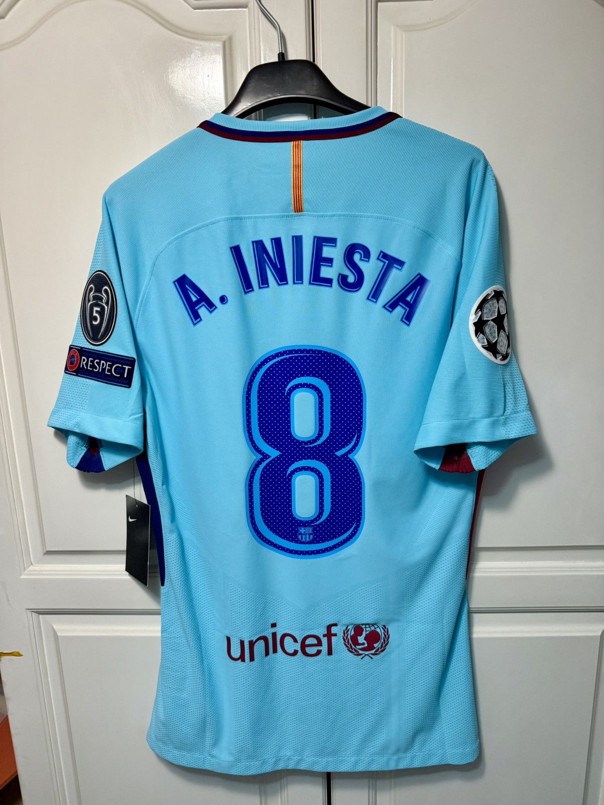 Nike Player issue 17/18 Barça Away — Andrés Iniesta #8 BNWT Size US M / EU 48-50 / 2 - 6 Thumbnail