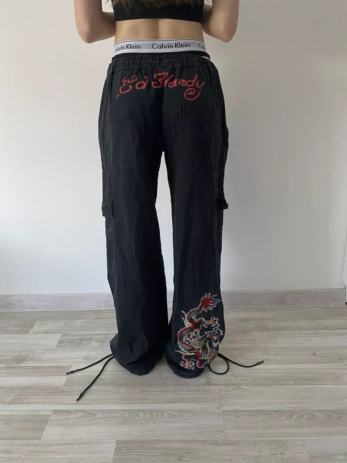 Ed Hardy Ed hardy x UO exclusive black cargo pants Sz L Women Size 30" / US 8 / IT 44 - 2 Thumbnail