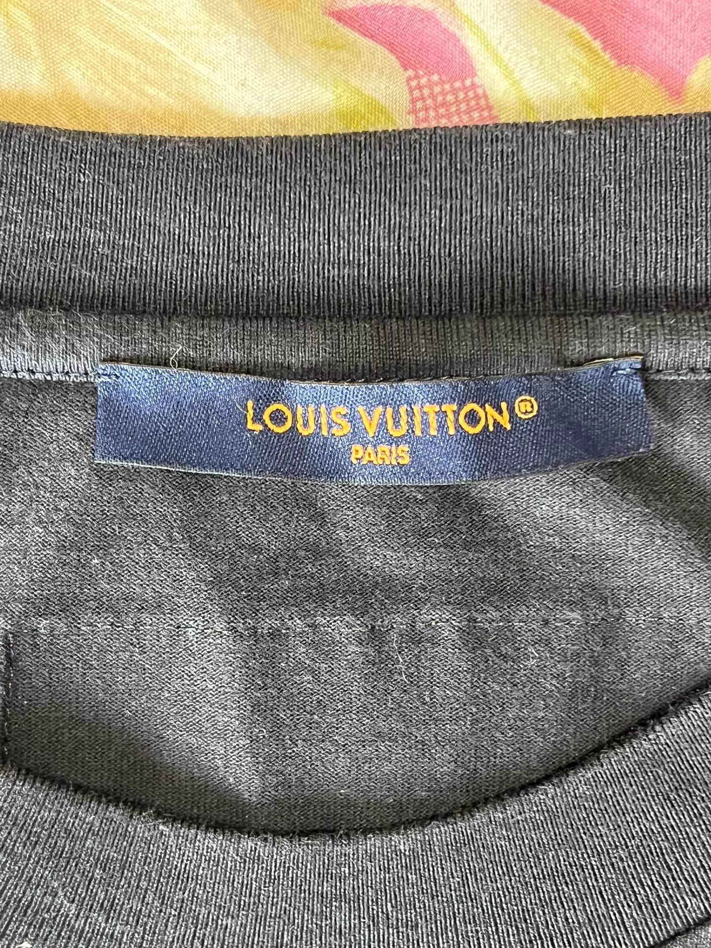 Louis Vuitton LV Men's Black Embossed Logo Short-Sleeve Tee M 24 Size US M / EU 48-50 / 2 - 6 Thumbnail