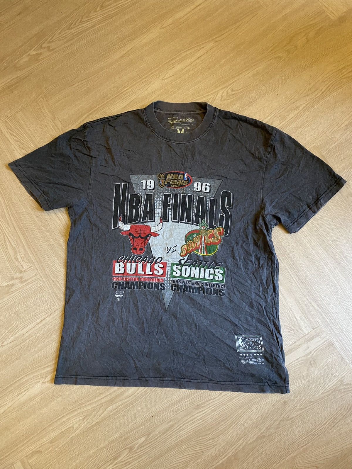 Mitchell & Ness MITCHELL & NESS NBA FINALS 1996 TSHIRT Size US M / EU 48-50 / 2 - 2 Thumbnail