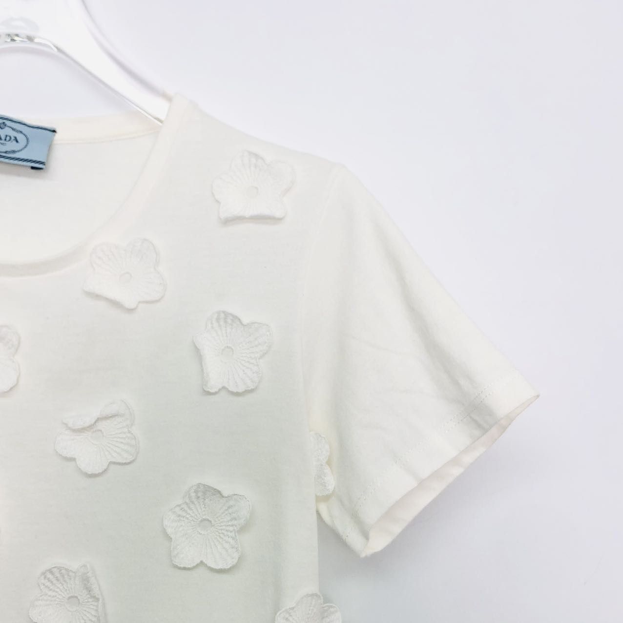 Prada Prada White 3D Flower T-Shirt K26WX Size M / US 6-8 / IT 42-44 - 3 Thumbnail