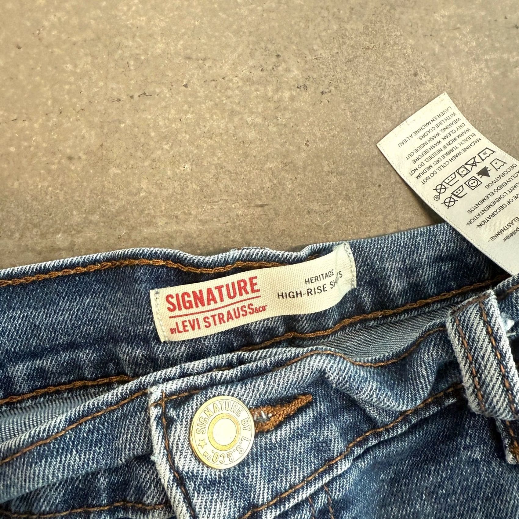 Levi's VINTAGE Levi's Signature Dark Wash High Rise Mini Denim Jean Shorts 31 Women Shorts Regular 31 Blue 90s 00s Size 24" / US 00 / IT 34 - 3 Thumbnail