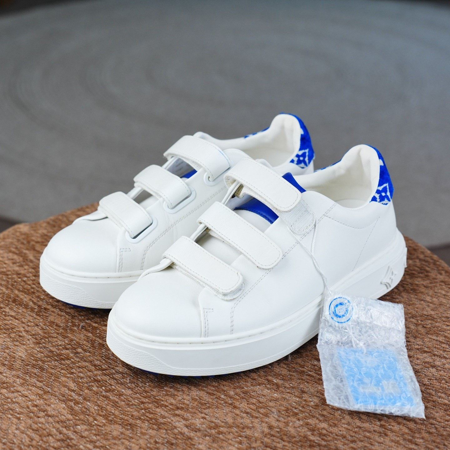Louis Vuitton Louis Vuitton White Lowtop Sneakers us_6 Women Size US 6 / IT 36 - 1 Thumbnail
