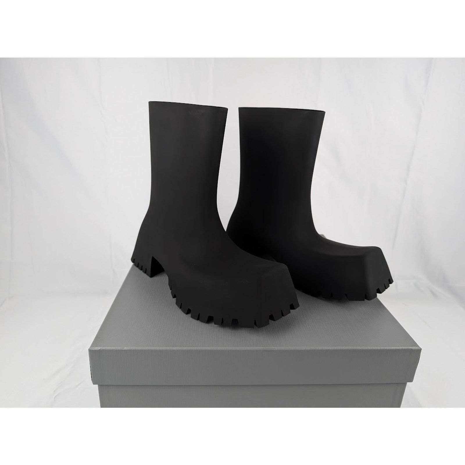 Balenciaga o1rshd1 Trooper Rubber Bootie in Black Size US 10 / EU 43 - 13 Thumbnail