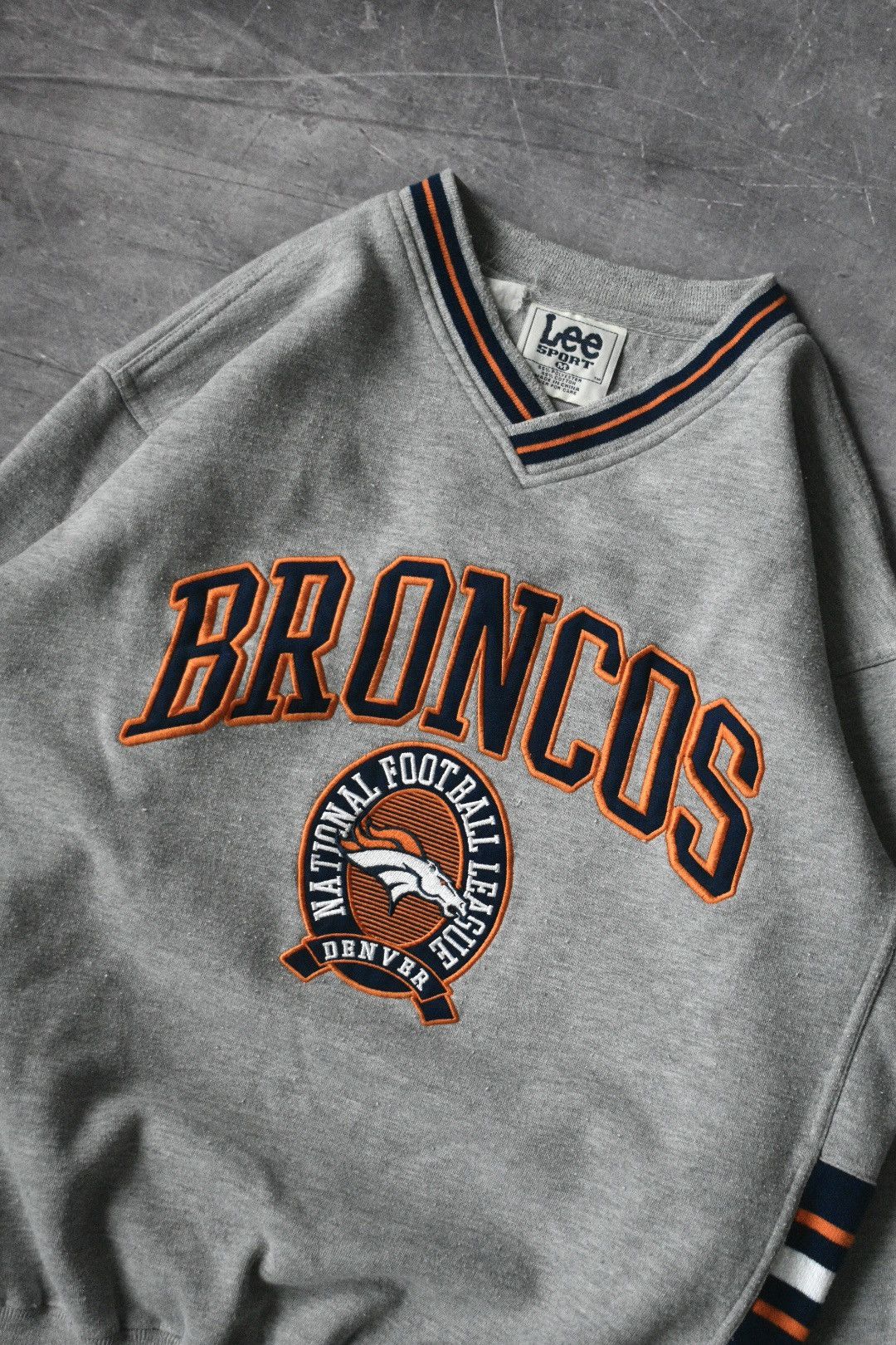 Lee × Vintage Vintage ‘95 Denver Broncos NFL Lee Sports Sweatshirt (M) Size US M / EU 48-50 / 2 - 2 Thumbnail