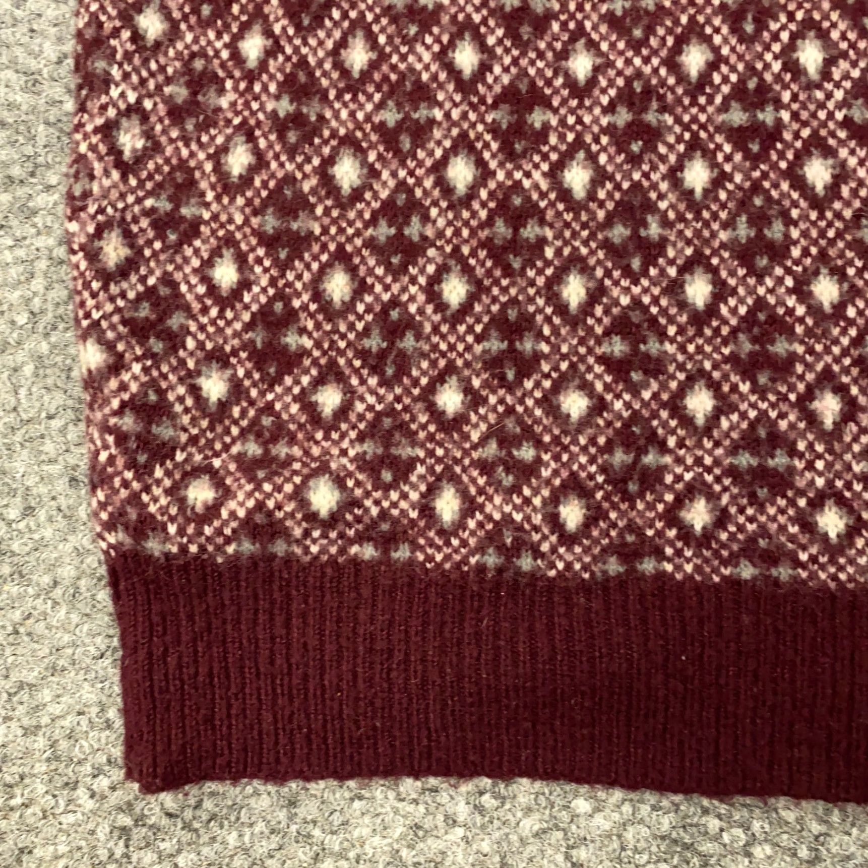 Abercrombie & Fitch VINTAGE Abercrombie & Fitch Sweater Womens Small Red Jeweled Holiday Knit Pullover Regular Fit Size S / US 4 / IT 40 - 5 Thumbnail