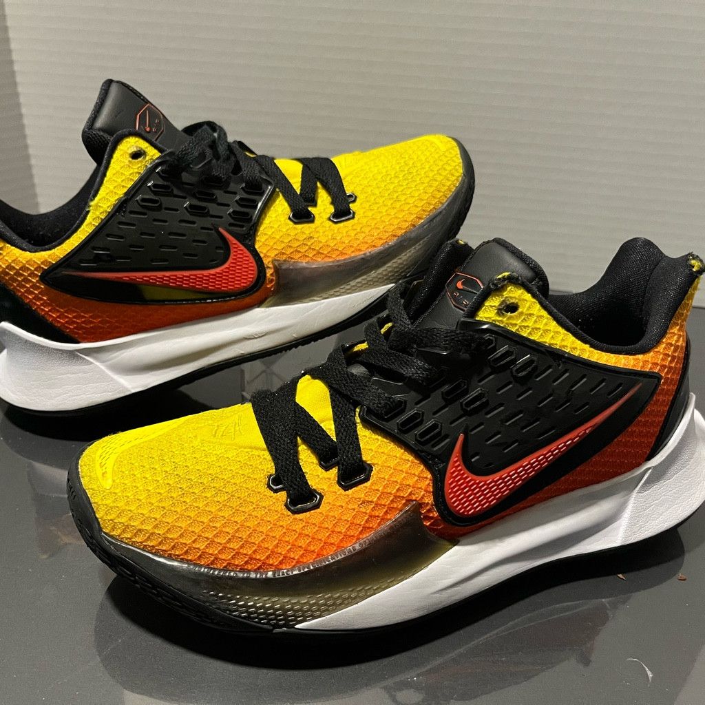 Nike Nike kyrie low 2 Size US 7 / EU 40 - 1 Thumbnail