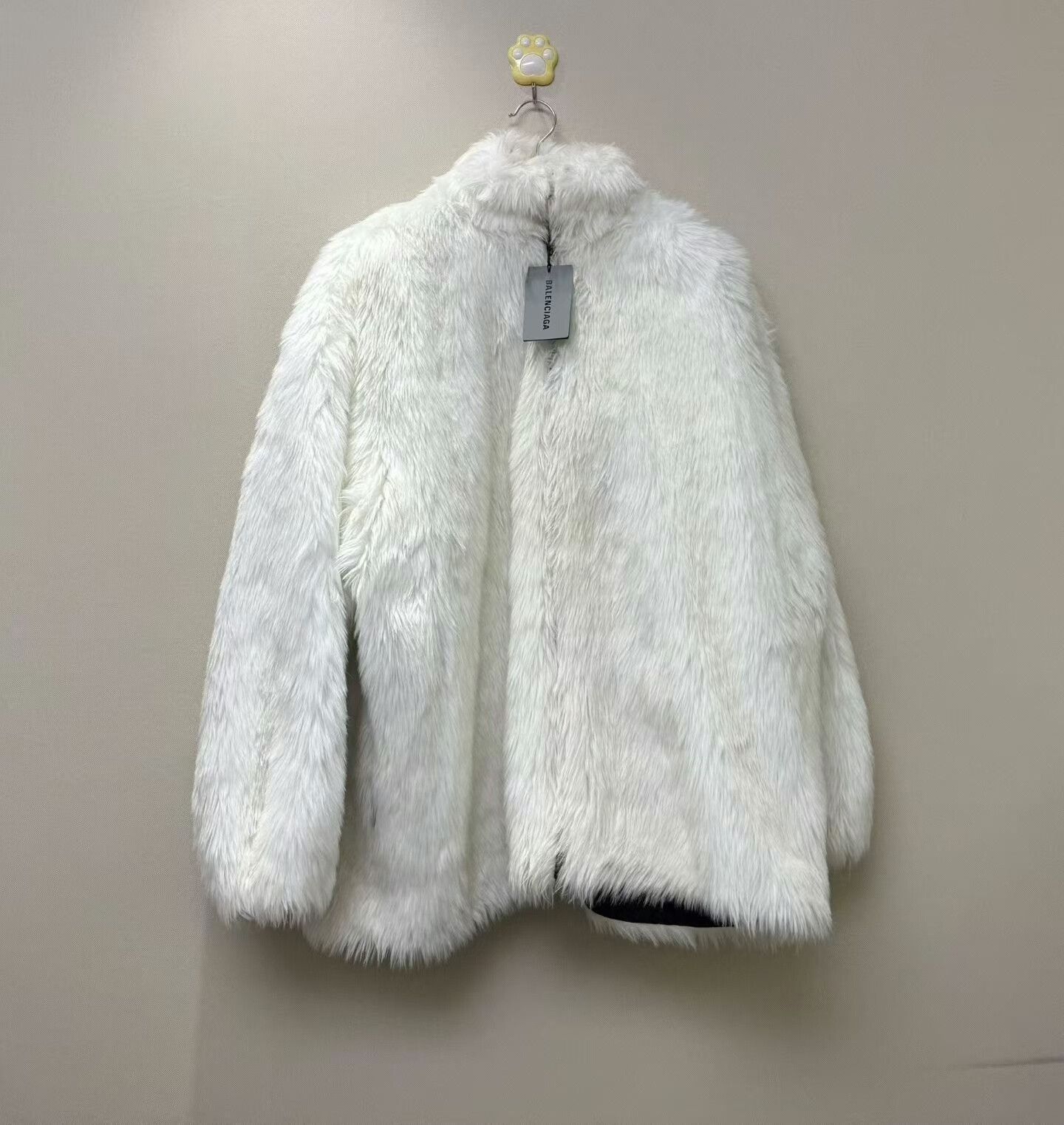 Balenciaga Balenciaga BB White Back Logo Fur Jacket Size XXS / US 00 / IT 34 - 1 Thumbnail