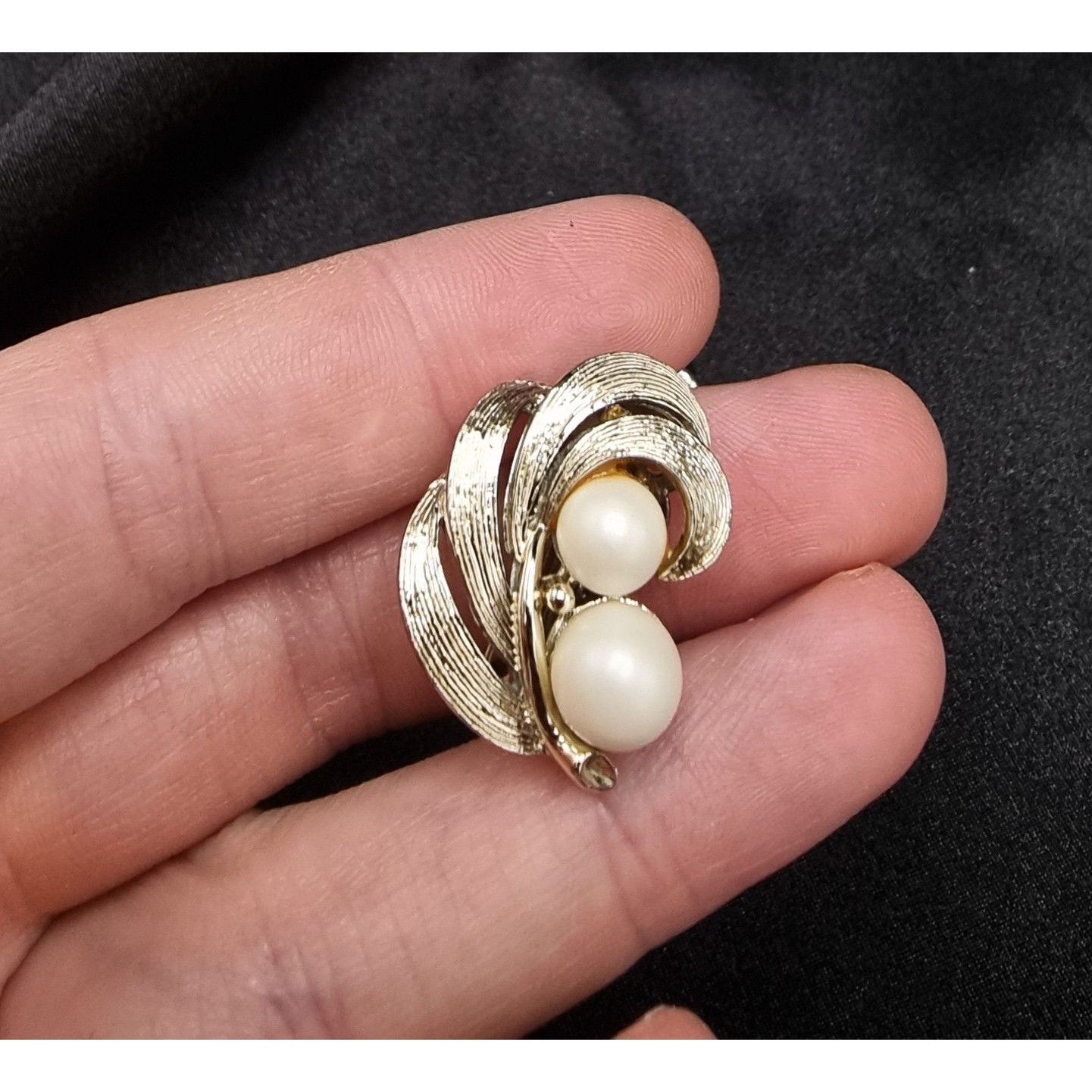 Vintage Vintage 1960's Lisner Gold Tone Clip-On Earrings W/ Faux Pea Size ONE SIZE - 4 Thumbnail