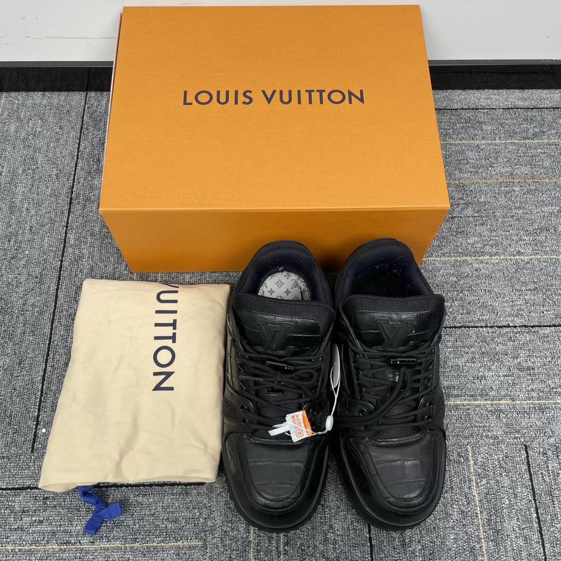 Louis Vuitton Louis Vuitton crocodile embossed men's black Puffer Size US 7 / EU 40 - 2 Thumbnail