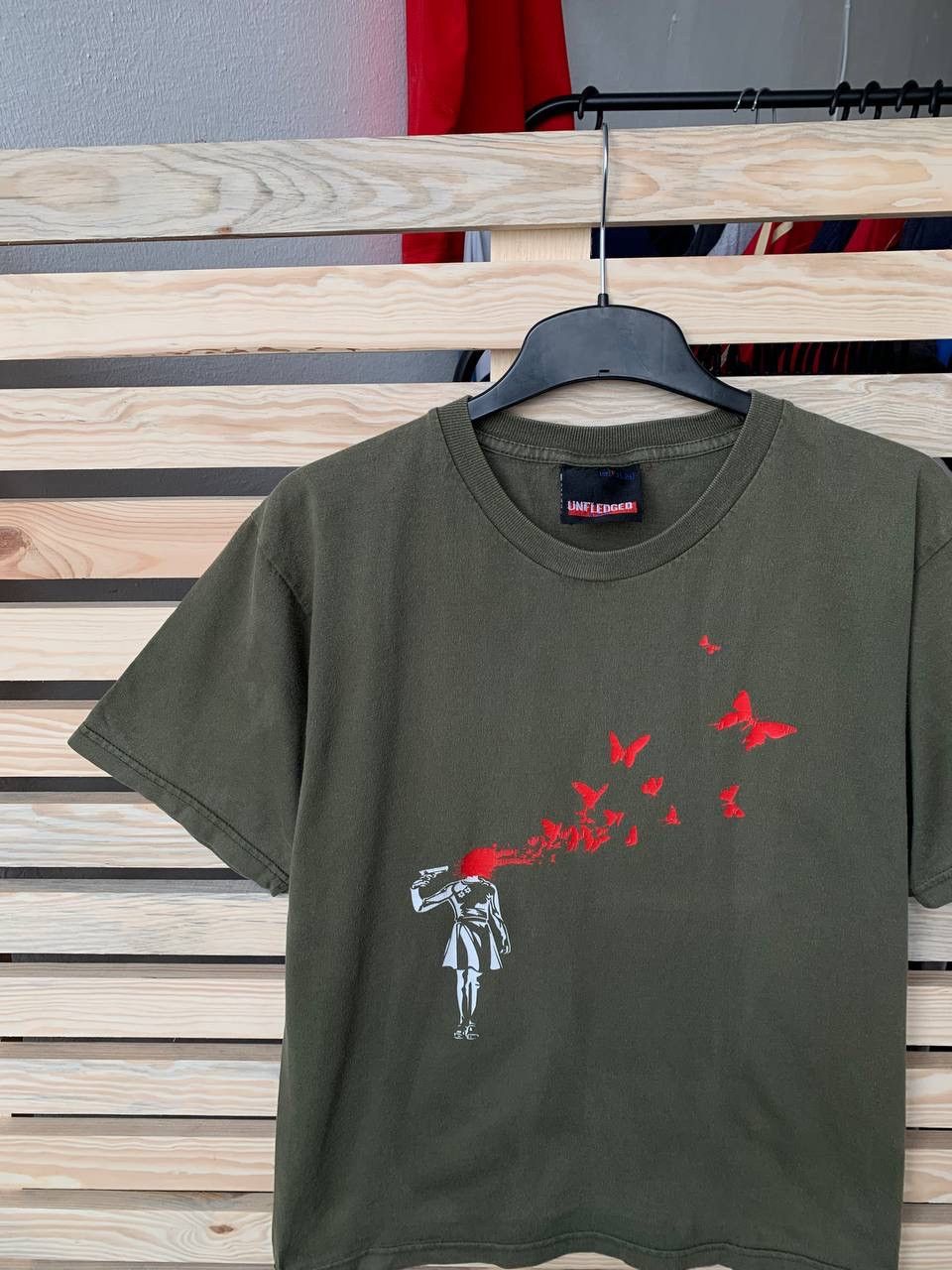 Vintage Vintage Unfledged Banksy Butterfly graphic Tee Shirt Size US S / EU 44-46 / 1 - 2 Thumbnail