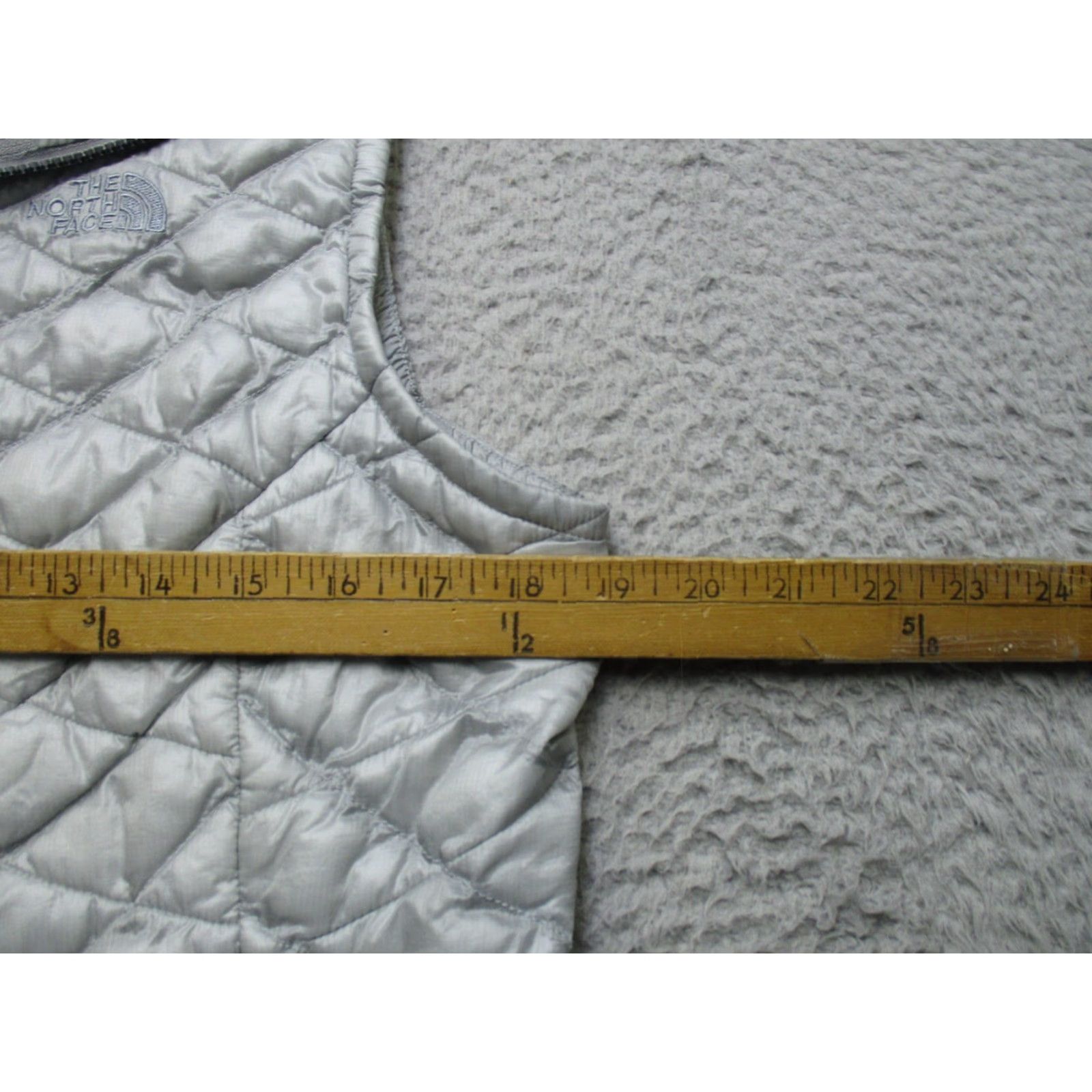The North Face VINTAGE? No. The North Face Vest Womens M Gray ThermoBall Quilted Puffer Insulated Hiking Size M / US 6-8 / IT 42-44 - 6 Thumbnail