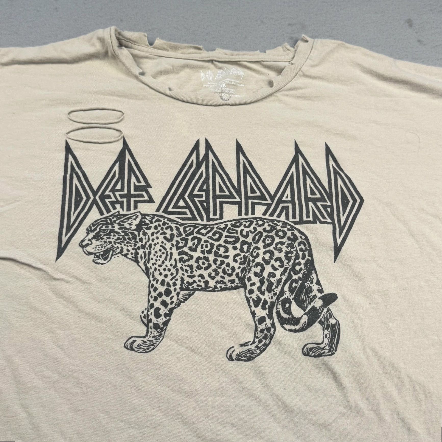 Vintage VINTAGE Def Leppard Shirt Mens 3X Plus Beige Distressed Leopard Band Tee Live Nation Size US XXL / EU 58 / 5 - 2 Thumbnail
