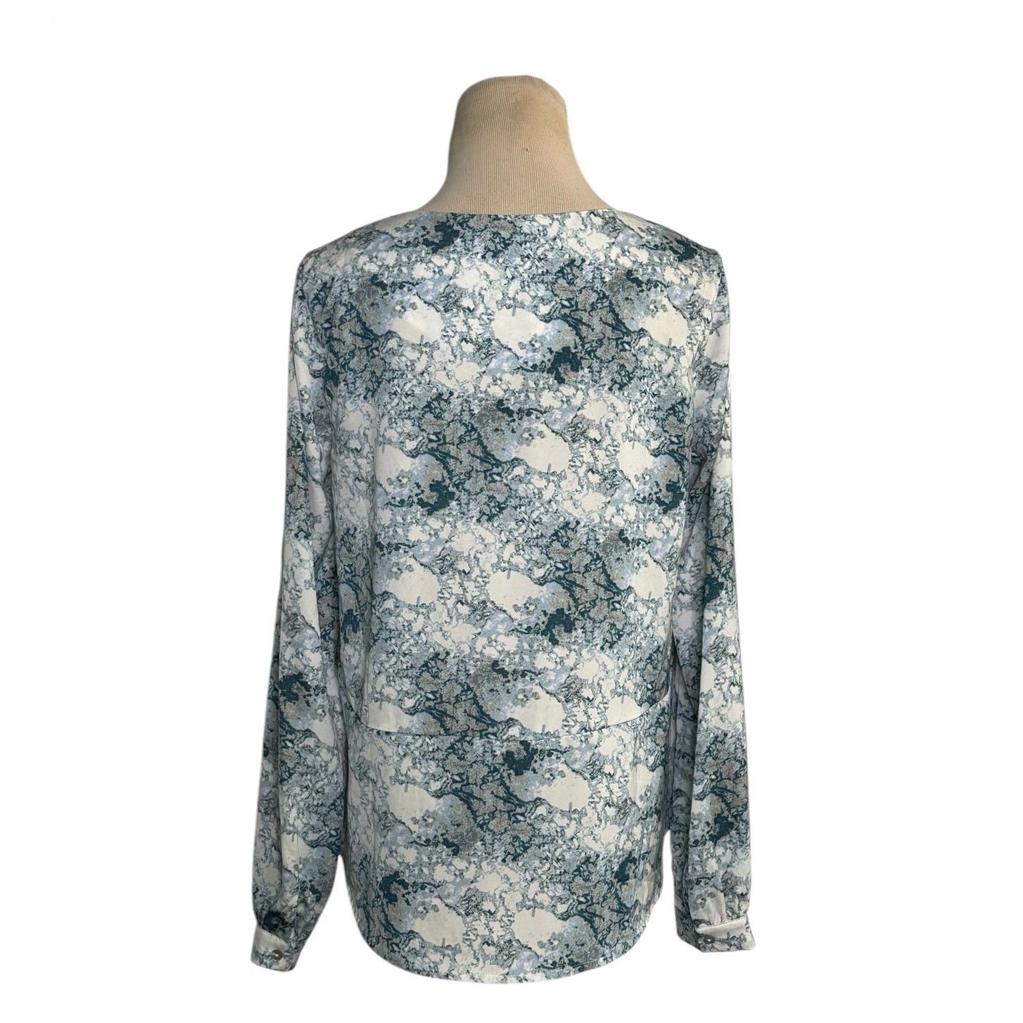 Forever 21 Forever 21 white blue long sleeves blouse size Small Size S / US 4 / IT 40 - 2 Thumbnail